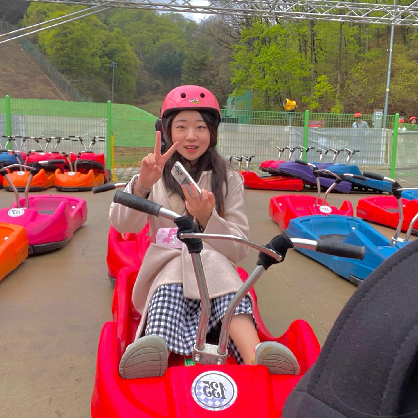 아줌마 루지 잘타지?
언니 사격 잘하지?
