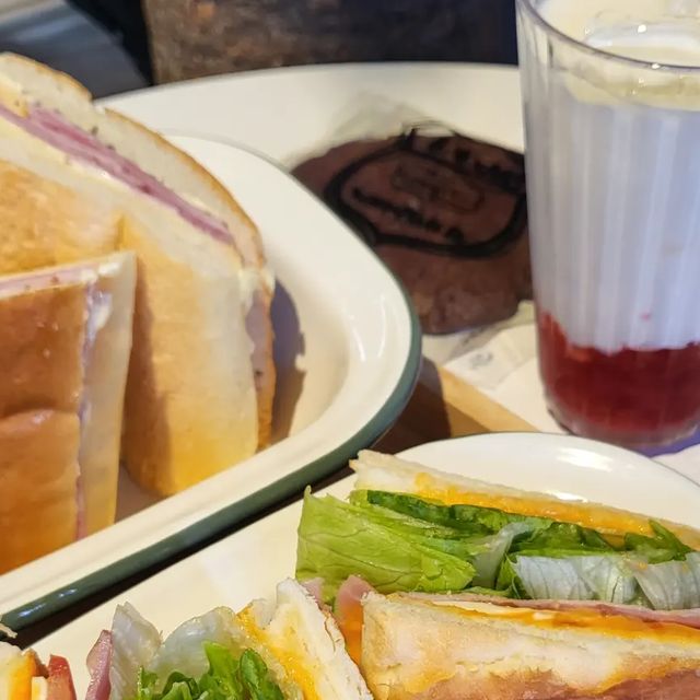 아들맘🙋‍♂️의 일상공유💕 on Instagram: "#광고
잠실 샌드위치맛집인 #로드샌드위치 왔어요🤗

바게트🥖샌드위치의 매력에 빠지면 식빵🍞으로 갈아타기 힘들죠~

🎈로드샌드위치(7,200)
요건 페스츄리에 특제소스발라 양상추, 토마트🍅, 햄 들어갔는데 빵이 넘 부드럽고 소스가 맛나서 굿~👍

🎈잠봉뵈르(6,800)
바게트가 딱딱하지않고 부드러워요~👍
햄에 프랑스🇫🇷버터 발라 바질가루 뿌렸는데 독특했어요~

🎈딸기라떼(4,500)
딸기🍓청 듬뿍 넣어주셔서 달콤하게 먹었답니다~

🎈초코쿠키(1,500)

#잠실샌드위치#송파샌드위치#잠실잠봉뵈르#바게트샌드위치#샌드위치#샌드위치맛집#서울관광#한국관광#서울여행"