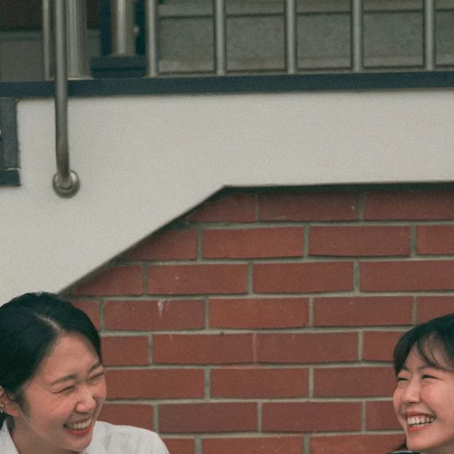 ↗묘정 ➚소영 on Instagram: "#협찬 #스냅촬영 
📸 여러분 혹시 셔터비 어플 아시나요!? 
요즘은 스냅촬영도 간편하게 어플로 작가님 포트폴리오보며 선택하고 약속잡아서 찍을 수 있어욤!! 
✅️ 촬영이 5분에서 10분내로 이루어지기  때문에 전혀 부담스럽지 않게 찍었어용!
✅️ 저희는 촬영-어플로 사진선택-최종본 받기까지 하루만에 끄읕!
✅️ 저렴한 가격으로 친구 혹은 커플간에 좋은 추억 만들 수 있어용!(남는건 사진뿐!!😛)
✅️ 꿀팁은 기상조건을 꼭 확인하고 예약하세용! 저희는 오늘 날이 흐려 아쉽게도 햇빛가득한 쨍한 사진은 어려웠어용 ㅠ

좋은 추억을 사진으로 남기고 싶다면 셔터비 어플 이용 추천드려요옹🧡💛

#협찬 #셔터비 #shutterB #스냅촬영 #스냅 #간편스냅 #개인프로필스냅 #커플스냅 #우정스냅 #인생샷 #인생사진 #감성사진"