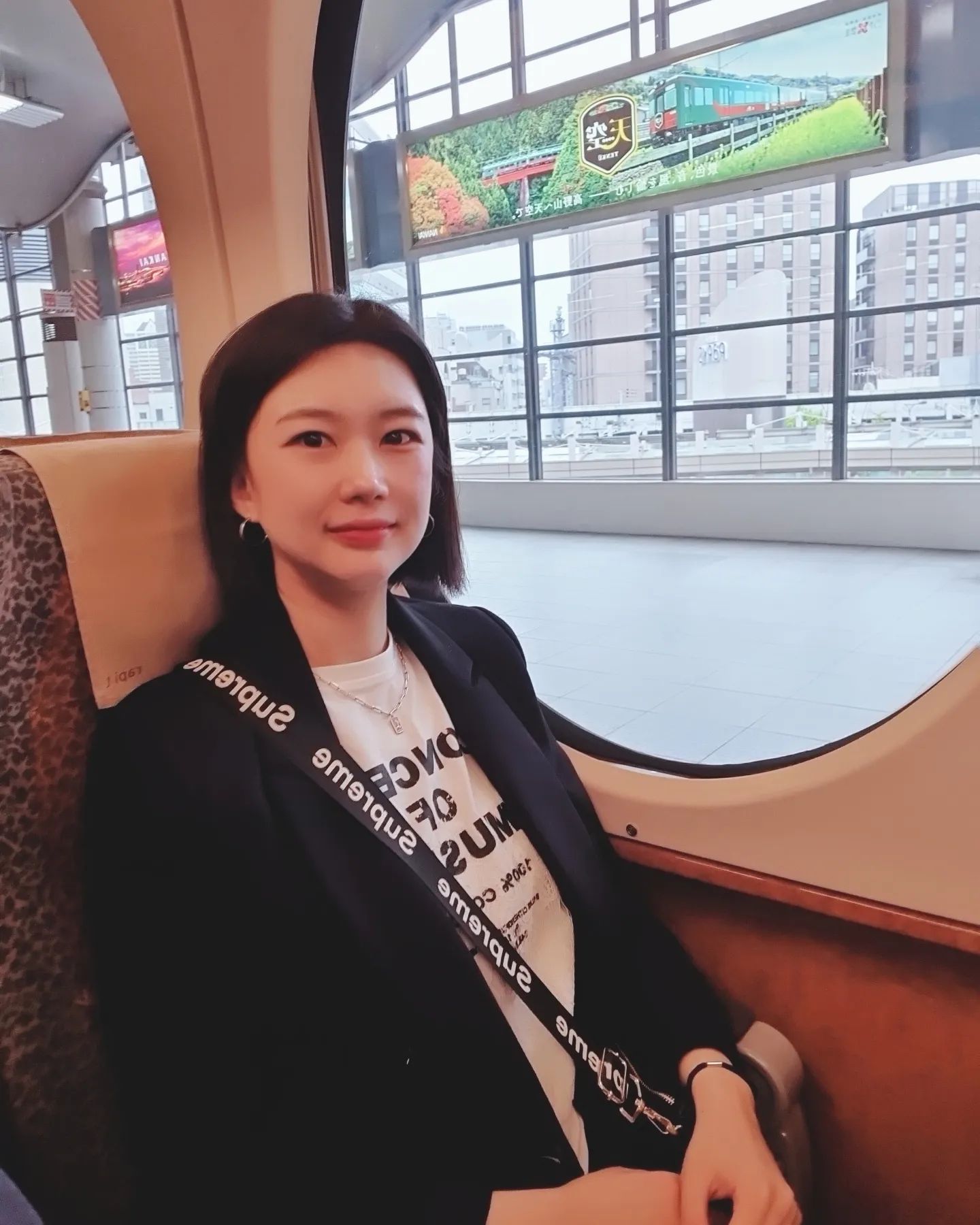 ✈️오사카 여행 4일차

1.피곤에 쪄든 나
2.볼거 짱 많고 먹을거 짱 많은데 막상 먹을게 없는 엄청 큰 구로몬시장 
3.시장에서 나와 뭐먹을까하다가 찾아들어간 그냥그저그런 맛의 일본가정식. 돈까스는 두툼하니 맛있
4.편안하고 넓은 라피트열차
5.열차안에서 마지막으로 구경하는 바깥
6.공항에서 먹은 라멘, 타꼬야끼
7.이제 정말 갈시간
8.일본쇼핑의 흔적. 저 중 99프로는 누구의 칭얼거림으로 구매함. 일본쇼핑에 미쳐있는것같음.

모든게 타이밍 딱딱 순조로웠던 
결혼 1주년이자 사귄지 4주년 기념 여행🛩 걱정했던 것보다 싸우지않고, 자유여행을 아주 잘 해낸것에 대해서 뿌듯하다😊 내가 사고칠때마다 수습해주느라 고생한 칭얼이 고맙쓰야. 담에 또가장

#여행중변비약금지 #오사카여행 #휴족시간필수