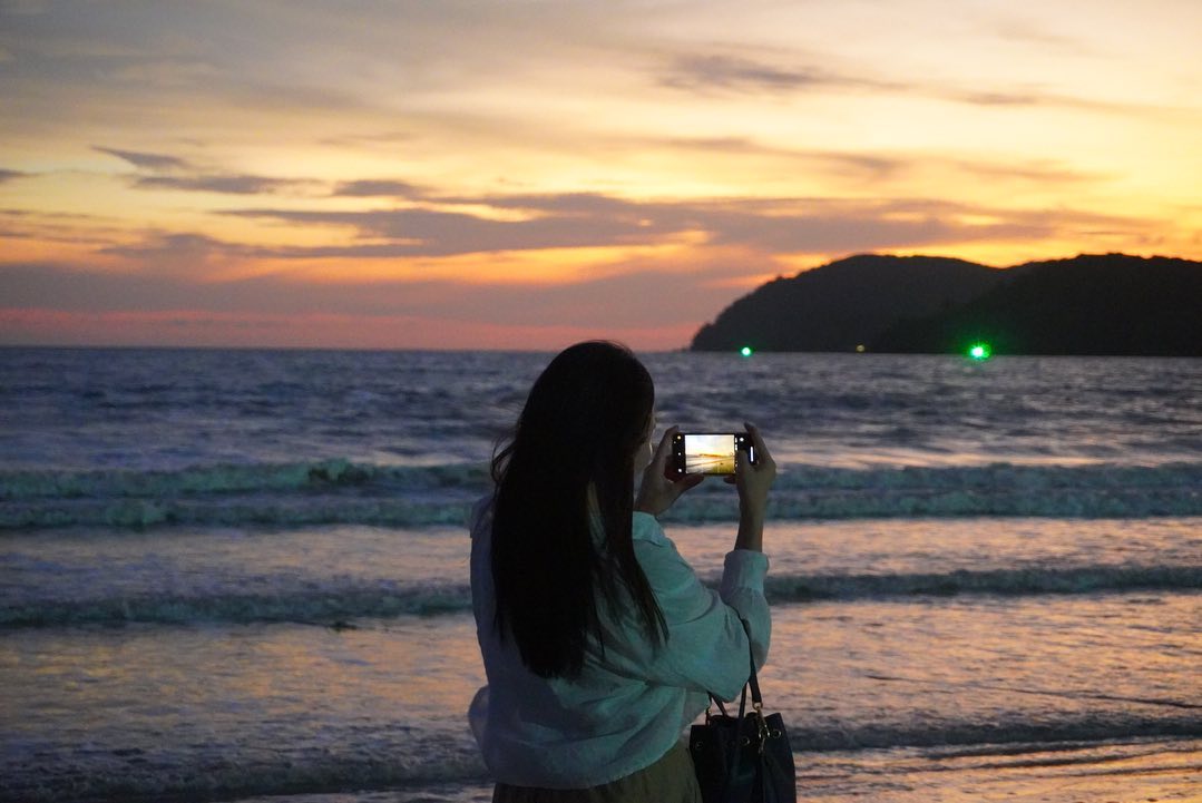 #말레이시아 #랑카위 #langkawi 
한국인 없는 여행지를 찾는다면 #쿠알라룸푸르 에서 1시간 비행기 타고 이동해보아요! 
석양이 매우 이쁘고 이쁜 숙소들도 많아서 힐링하기 딱 좋은 곳 ❤️

저는 3일동안 머무르다가 다시 쿠알라룸푸르 갔는데 몸이 아팠던지라 요양하는 기분이었어요!

바다에 뛰어들지 못한게 한이지만 #노을사진 #노을 #일몰 #일몰사진 보면서 행복했답니다. 

#해외여행 #여행스타그램 #여행일상 #여행사진 #여행지추천