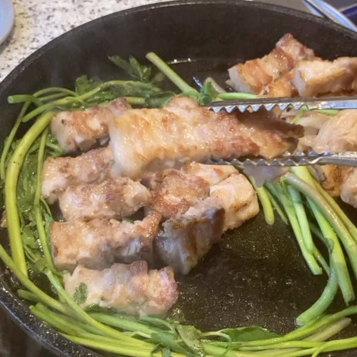 #협찬

안녕하세요 Blossom 소혜입니다ღ'ᴗ'ღ 

서면 맛있는 고깃집인 도화 식당을 소개해 드리려고 합니다ᕕ( ᐛ ) ᕗ

도화 식당은 초벌 된 돼지고기를 먹을 수 있는 곳이었습니다◡̈

고기뿐 아니라 볶음밥도 된장찌개도 맛있었고 밑반찬도 너무 좋았습니다ෆ

 #서면맛집 #서면고기집 #서면삼겹살 #서면고깃집 #서면돼지고기 #서면1번가맛집 #서면1번가고기집 #서면술집 #서면밥집 #서면핫플 #서면고기맛집 #부산맛집 #전포동맛집 #전리단길 #전리단길맛집 #전포카페거리 #전포카페거리맛집 #도화식당