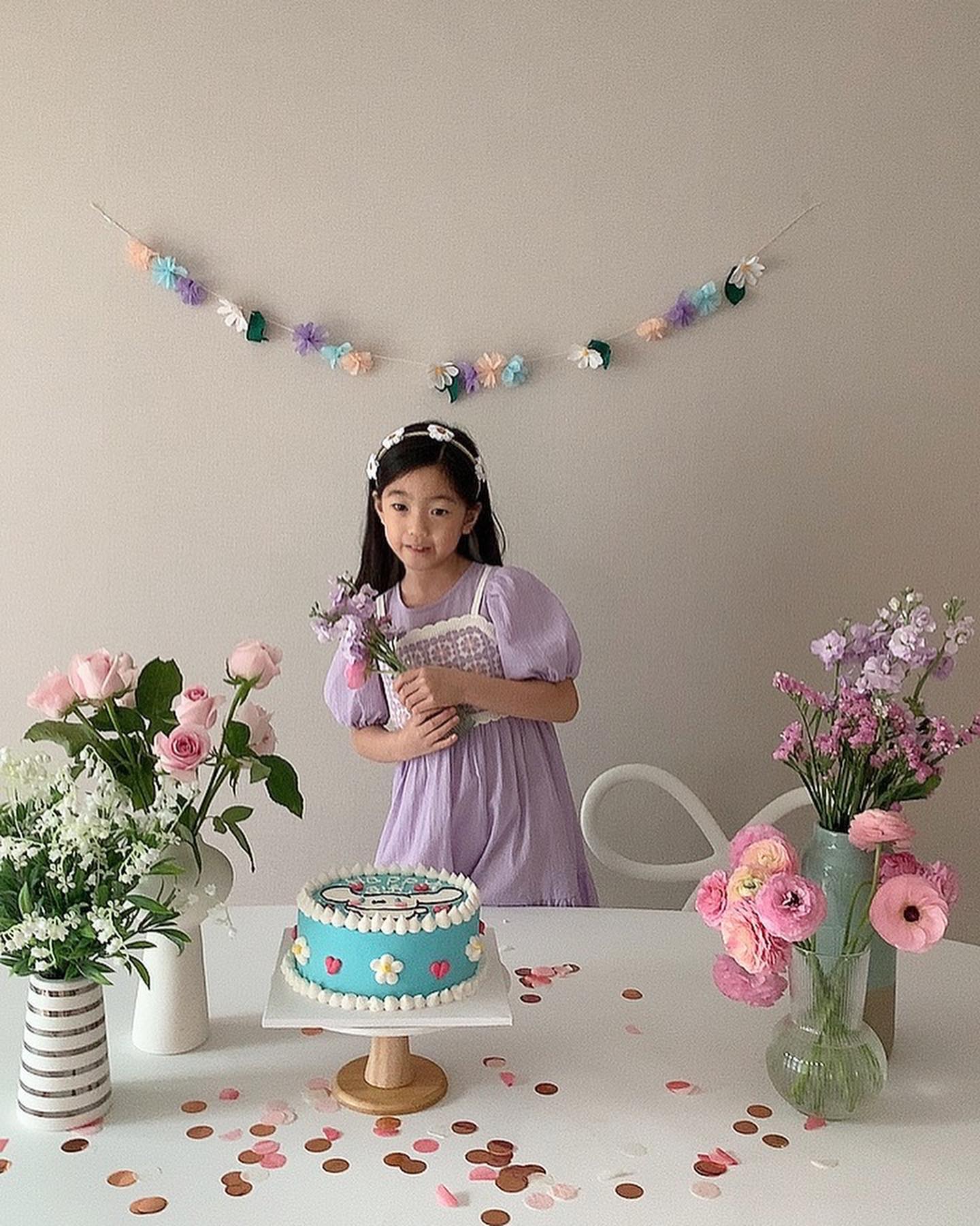 지유야 생일 축하해
지유를 낳고 포기해야하는 일도 많았지만 기꺼이 널 선택 했고 덕분에 내삶은 더 풍요로워지고 많이 성장하는거 같다.
마을잔치처럼 함께해준 지유 친구들
나의 이웃들에게도 너무 감사한 날들이었다.
#hbd
#피곤하지만행복한밤 

.
#생파#생일파티#8살생일파티#여아생일파티#플라워그램#맘라이프#momlife#birthdayparty