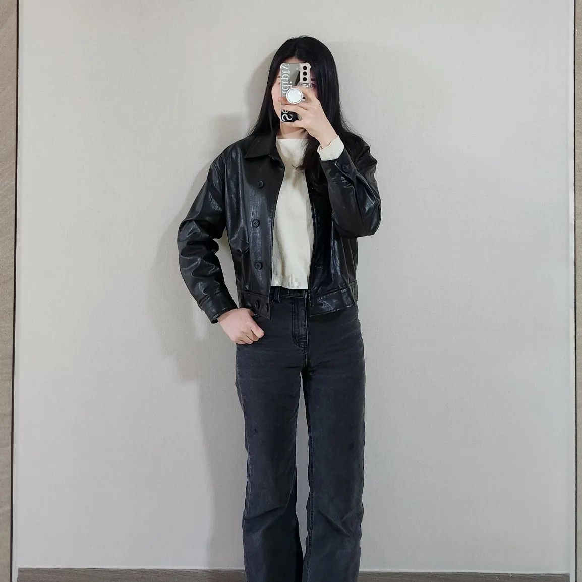 날씨에 따라 가죽자켓이 춥게 느껴질때도 있지만 막입기 좋다🖤

#직딩출근룩 #직장인다이어터 #직장인ootd #직장인돌려입기 #직장인룩 #직딩그램 #직장인 #직장인룩 #직장인데일리룩 #직장인델룩 #직장인봄코디 #직장인봄패션  #봄코디 #봄ootd