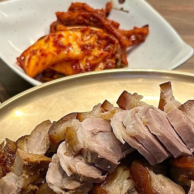 냠얌 on Instagram: "- #협찬 🥓동대문점_호야네족발 간만에 족발향이 제대로 베인 족발다운 야들야들한 족발을 먹었어요🤍 사장님께서 매일같이 겉절이랑 무말랭이 담그신다고 하는데 요고