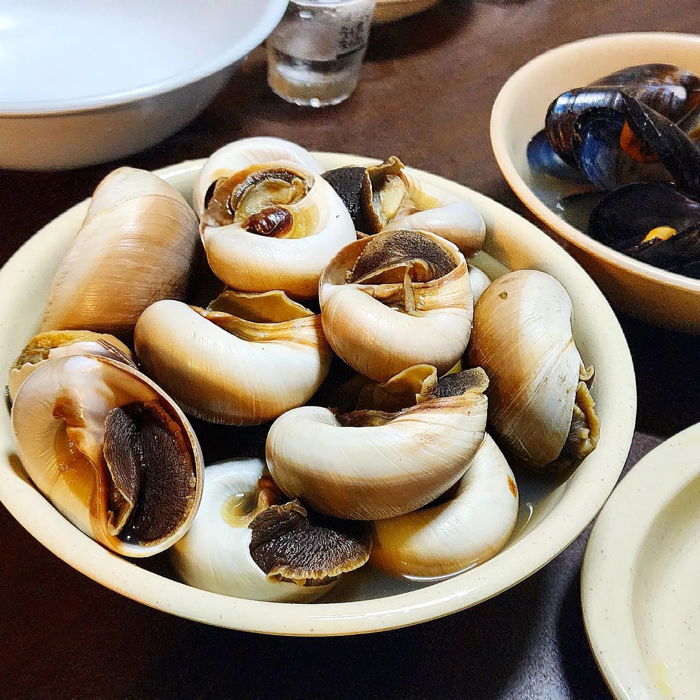맛따라 어디든 가는 맛따라 GO!!

#청량리 #골뱅이나라

해가 지고 어둠이 찾아오면, 
어김 없이 술 한잔이 땡깁니다.
이제 날씨도 서서히 따뜻해지는데,
이런 계절에도 딱 먹기 좋은 메뉴가 있어서 
찾아가봤어요.

✔️ 통골뱅이 💰 20.0

청량리라는 올드타운 이미지와는 다르게
의외로 젊은 청춘들로 가득한
골뱅이나라의 대표메뉴는
누가 뭐래도 오동통하게 살이 꽉찬 통골뱅이

따끈한 국물에 통통하게 살이오른 통골뱅이가 한가득 🐚🐚🐚
빙글빙글 돌려가며 쏙쏙 빼먹는 재미에
오늘도 술이 술술 들어갑니다.

골벵이나라의 또다른 매력은 
이모님들이 직접 주전자를
들고 다니며 따라주는 홍합탕 국물!
따끈따끈 혼합국물 호로록 마시며 또 술 한잔🍶

청량리의 힙한 감성과 훈훈한 정을 느낄 수 있는
술맛나는 골뱅이나라입니다.

🏢 골뱅이나라 청량리1호점
📍 서울 동대문구 홍릉로 8

#맛따라_청량리 #맛따라 #청량리역맛집 #청량리맛집 #골뱅이 #통골뱅이 #골뱅이탕 #골뱅이맛집 #청량리갈만한곳 #먹스타그램 #맛스타그램 #foodstagram