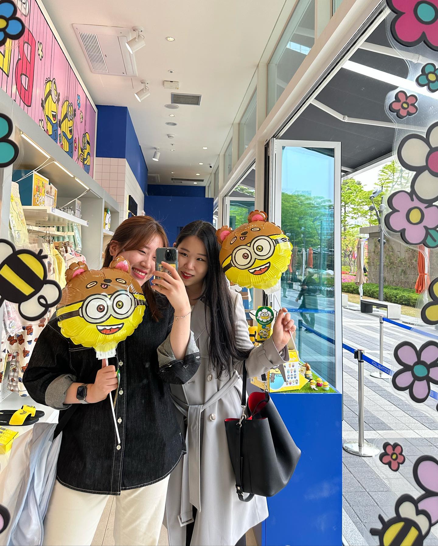 🐻🫶🏻
위치 물어보려고 전화하자마자 눈 마주쳐서 ‘어!?‘하고 끊었던 하루🤟🏻

좋아하는 거 함께 할 수 있어서 너무 즐거웠당:3
나랑 또 맛있는 거 먹구 놀아줘 장민정…🥹💙

#잠실 #미니언즈