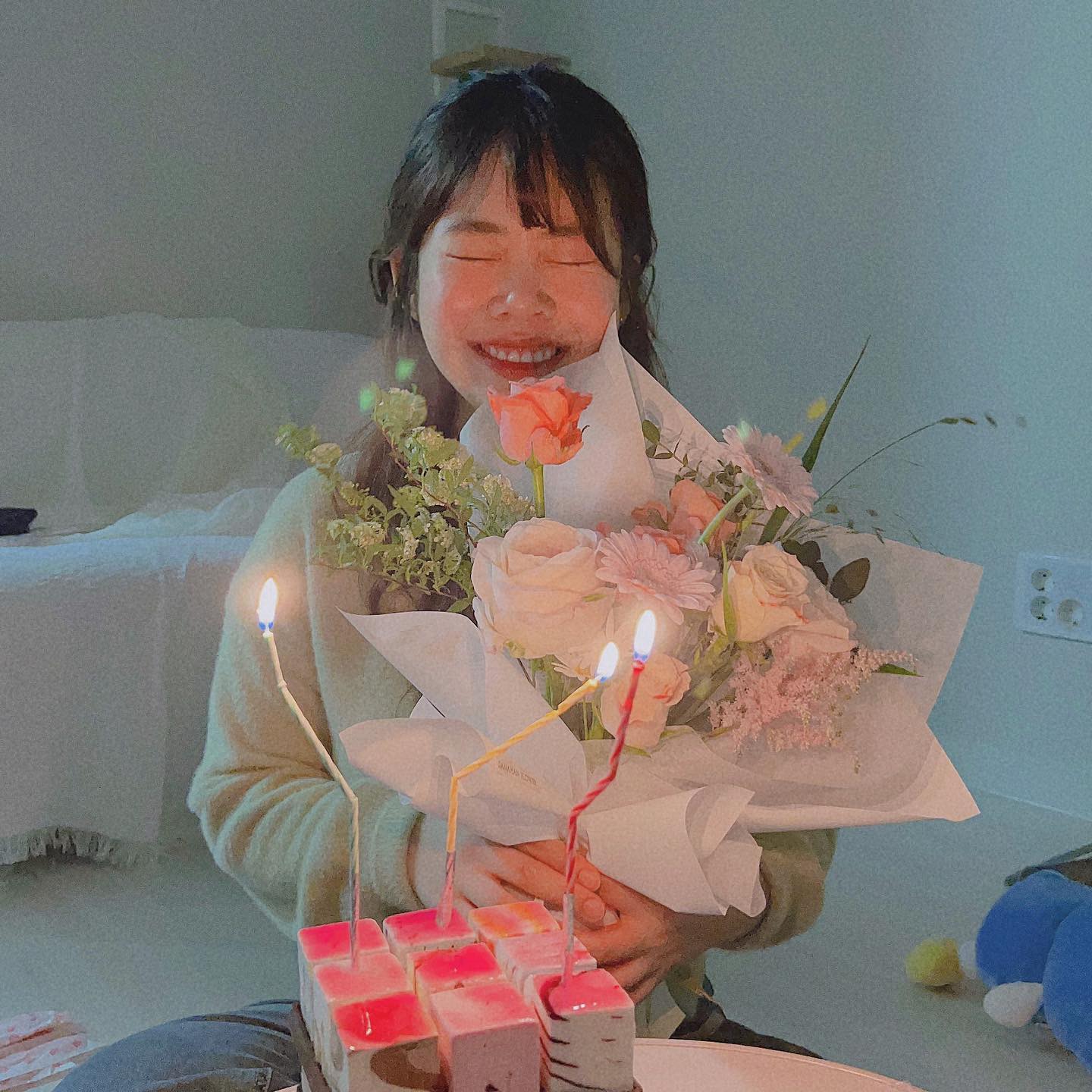 🎂
생일 축하해줘서 모두 감사합니다
생각지도 못한 연락들과 선물들은 한해 한해 더 소중하고 감사합니다
.
이사 짐정리부터 가전,가구,생필  품까지 전부다 도와준 남자친구 덕분에 집 전체가 선물상자 같은 요즘😊

바다도 보고 한송이한송이 직접 골랐다는 꽃다발과 먹고싶었던 아이스크림,엽기닭발로 조촐하지만 행복한 생일🫶