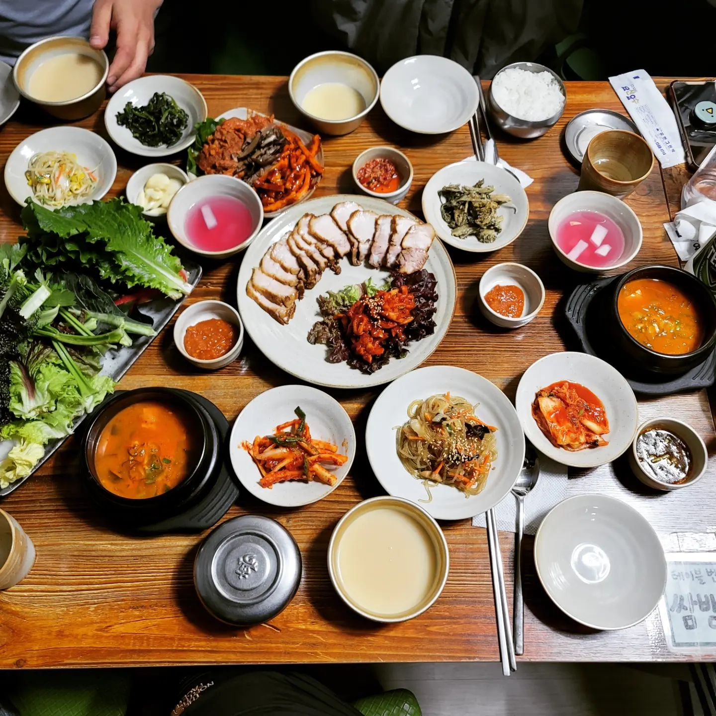 #연희동맛집 #녹원쌈밥 #오잇_연희
배고파서 그런가 제육볶음에 크게 한입 싸서 입안을 꽉채워서 먹는 기분을 느끼고 싶네요! 서대문 안산 등산하고 가서 그런가 더 꿀맛이였네요! 행복의 쌈 싸먹어~

녹원쌈밥은 연희동에서 유명한 맛집인데요! 오픈시간에 가서 자리가 있었지만 조금만 늦으면 웨이팅 해야해요 ㅠㅠ 신라호텔 출신 주방장님이 운영하시는데요. 쌈밥집답게 밑반찬은 말해 뭐합니까~ 손이 가요 손이가~ 보쌈은 부드럽고 잡내가 없고 특히 메인메뉴 표고버섯과 제육, 오징어~ 너무 맛있습니다! 적당한 불맛에 삼합처럼 조화가 엄청나요! 특히 쌈싸먹으면 더욱 맛있답니다 ㅎㅎ 결국 동동주도 한잔 했는데 메밀전이랑 찰떡이더라고요!

같이간 분들도 다 만족하셨고 저는 결국 밥 두공 때렸습니다! ㅎㅎㅎㅎ 또 먹고 싶네요~ 주차도 가능해요! 조만간 또 갈 예정입니다.

네이버 검색창에 @오잇 검색하셔서 보시거나 혹은 프로필 링크를 클릭해주세요!
.
.
.
#음식스타그램 #먹스타그램 #먹스타맞팔 #먹스타맞팔환영 #연희맛집 #쌈밥 #쌈밥정식 #연희동 #쌈밥맛집 #jmt #존맛 #존맛탱 #맛집 #맛스타그램 #소통환영 #소통 #선팔하면맞팔 #음식추천 #추천음식 #추천메뉴 #메뉴추천 #맛있다그램 #점심 #점심메뉴 #점심추천 #푸드스타그램 #내돈내산