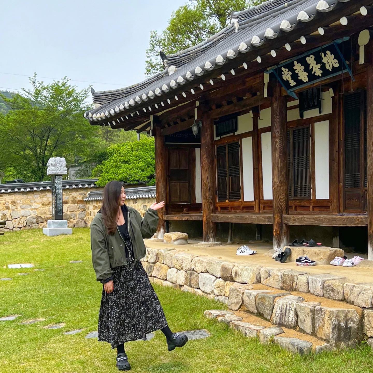 #
숙소 대란에 겨우 찾은 경주숙소🔥
급하게 찾은 곳 치고 대만족..!

🏷️ 경주고택 도봉서당
월암재 / 도봉서당 추보재, 연어재 / 만송정, 별채 /
스테이경주 / 서악가는길 / 구절초가는길 본채, 별채

경주고택은 일반 민박집과는 다르게 선현이 살던 곳에서
전통 문화를 보고 느끼며 쉬어가는 한옥스테이🙂

+ 더 많은 사진 정보는 프로필 블로그링크 참고

-
#경주 #경주여행 #경주숙소 #경주숙소추천 #도봉서당 #도봉서원 #경주고택 #경주한옥펜션 #경주한옥 #경주한옥스테이 #경주한옥숙소 #한옥 #한옥인테리어 #한옥스테이 #korea #koreatravel #koreatrip #gyeongju #gyeongjutrip