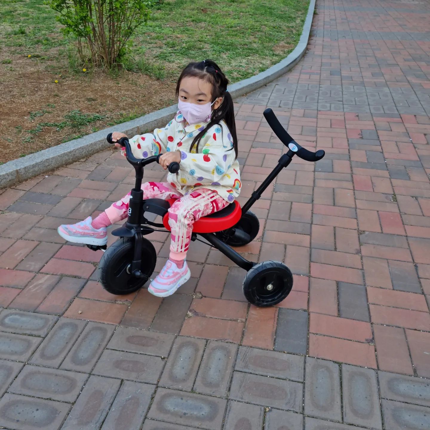 내새낑💗  엄빠랑 자주 놀러나가야하는데
넘나 오랜만에 대낮에 바람쐬러나왔넹ㅎ

3월엔 벚꽃  4월엔 튤립봤으니
5월은 장미축제가장~

고모가 사준 트레이크자전거가 
이제야 빛을 보는구만ㅋ
나갈때마다 차에 실어서 갈판.
조금 더크면 자전거 다시사줘야겠당ㅎ 
(엄마는 자전거 못타는게 함정... 같이 배우자ㅋㅋㅋ)

#직동근린공원