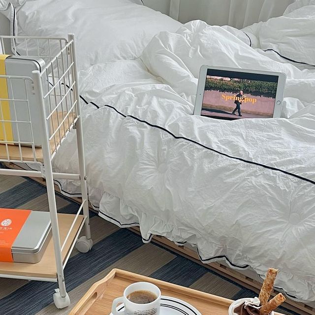 작은 방에서도 바쁜 사부작러 on Instagram: "#광고
⠀
삼청동에그롤 드셔보셨나요?!
안먹어본 사람 없게해주세요 🙏🏻
디저트 패키지 보고 반하고, 맛보고 또 반했어요🧡
⠀
에그롤은 (오리지널/카카오/녹차) 3가지 맛이 있는데
아이스크림에 푹~찍어먹으니까 더 맛있네요🍦
샌드는 커피랑 마시니까 good !
간식으로 먹으려다가 식사가 되버린 …
⠀
<🔎삼청동 에그롤은요>
순수한 버터와 유기농 밀가루 ,유정란 그리고
100% 삼다수로 에그롤을 반죽한다고 하니
어른아이 모두 안심하고 먹을 수 있답니다 🍳
⠀
좋은 원재료로 만든 맛있는 삼청동 고급 디저트
소중한 분께 선물해보세요 🎁
.
.
.
#삼청동에그롤#삼청동소샌드#디저트#dessert#간식추천#간식선물#과자선물세트#홍콩에그롤#cafe#유기농간식#아이간식#아기간식#건강간식#아이들간식#과자선물#삼성역카페#삼성동카페#삼성역맛집#파르나스몰#간식스타그램#코엑스몰#코엑스몰카페#코엑스몰맛집#파르나스몰카페#파르나스몰맛집#맛스타그램#카페스타그램
⠀
⠀
⠀
⠀
⠀"