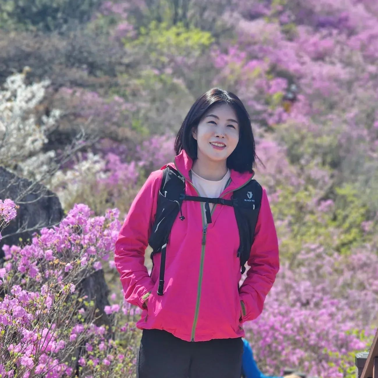 영취산 진달래축제🌸🌸
 
 
영취산 진달래축제 할때 다녀왔어요
회사이전 등 바빠서 피드가 
조금 늦은감이 있지만 이뽀게 봐쥬세요🩷
산에서 연주회도 하고 축제날인만큼
인파 많았지만 제일 이쁠때 시기 맞춰
잘 다녀온것같아요
올해 산행중에 가장 행복했어요 
꽃도 산도 너무 아름다워서 다녀오길 정말 잘했어요🩷

✔️다녀온 코스는 예비군훈련장- 골명치-
가마봉- 진달래군락지- 진례봉- 봉우재- 
흥국사 (6.5km 쉬엄 5시간)
 
 
#영취산 #영취산정상 #진달래