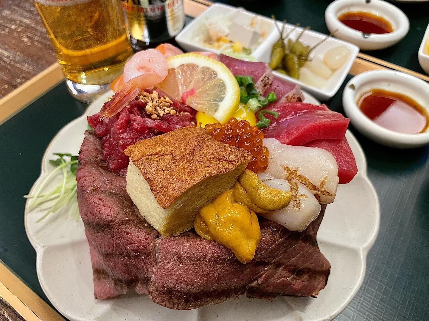 은은한 짚불향을 입힌 신선한 고급 해산물과
투쁠한우가 가득 올라간 덮밥 #성수 #훈연 

- 훈연동(시그니처동) :31,000원
- 일본맥주 : 7,000원

음식을 셋팅 해주실 때부터
촬영 할거냐고 말해주셔서
호다닥 카메라 키고 대기 👀✨

다양한 재료를 원하는 방식으로 
조합해먹을 수 있는게 너무 좋았당

날것 처돌이는 한입 먹고 앓아 누울뻔
한입 한입이 너무 행복했던 찐 맛집😍

밥을 반정도 먹고 육수를 요청하면
밥에 육수를 부어주시는데 
따듯하게 마무리를 하니 만족이 두배

여기는 진짜 또 방문 해야겠당😫💕

손님이 많이 없었는데 직원들이 더
시끌벅적 했던건 조금 아쉽🫣