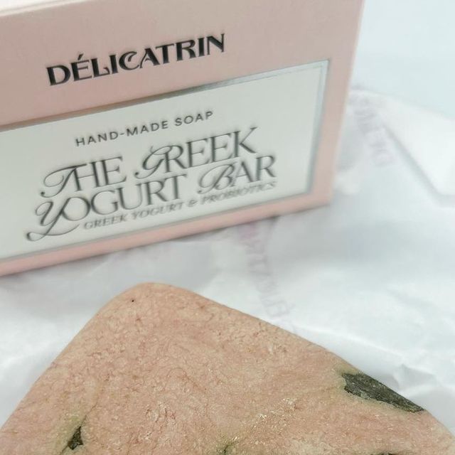 ❤서뤼❤ on Instagram: "#광고 DELICATRIN 그릭 요거트 비누♥ 피부에 좋지 않은 모든 성분을 없앤 천연 수제 비누로, 수제로 만들어 만드는 시간 500시간 소요하였으며, 얼굴과 몸, 비누 하나로 올 클렌징 가능하며, 비누 하나로 모든 클렌징 완료할수있어 넘나 편하고 조흐댜>_<

@delicatrin_official #완벽한 클렌징 #순한 클렌징 #트러블 없는 클렌징 #더 그릭요거트 클렌징#피부진정 클렌징 #천연 클렌징 #강한 세정 클렌징 #PH 밸런스 클렌징 #노폐물 제거 클렌징"