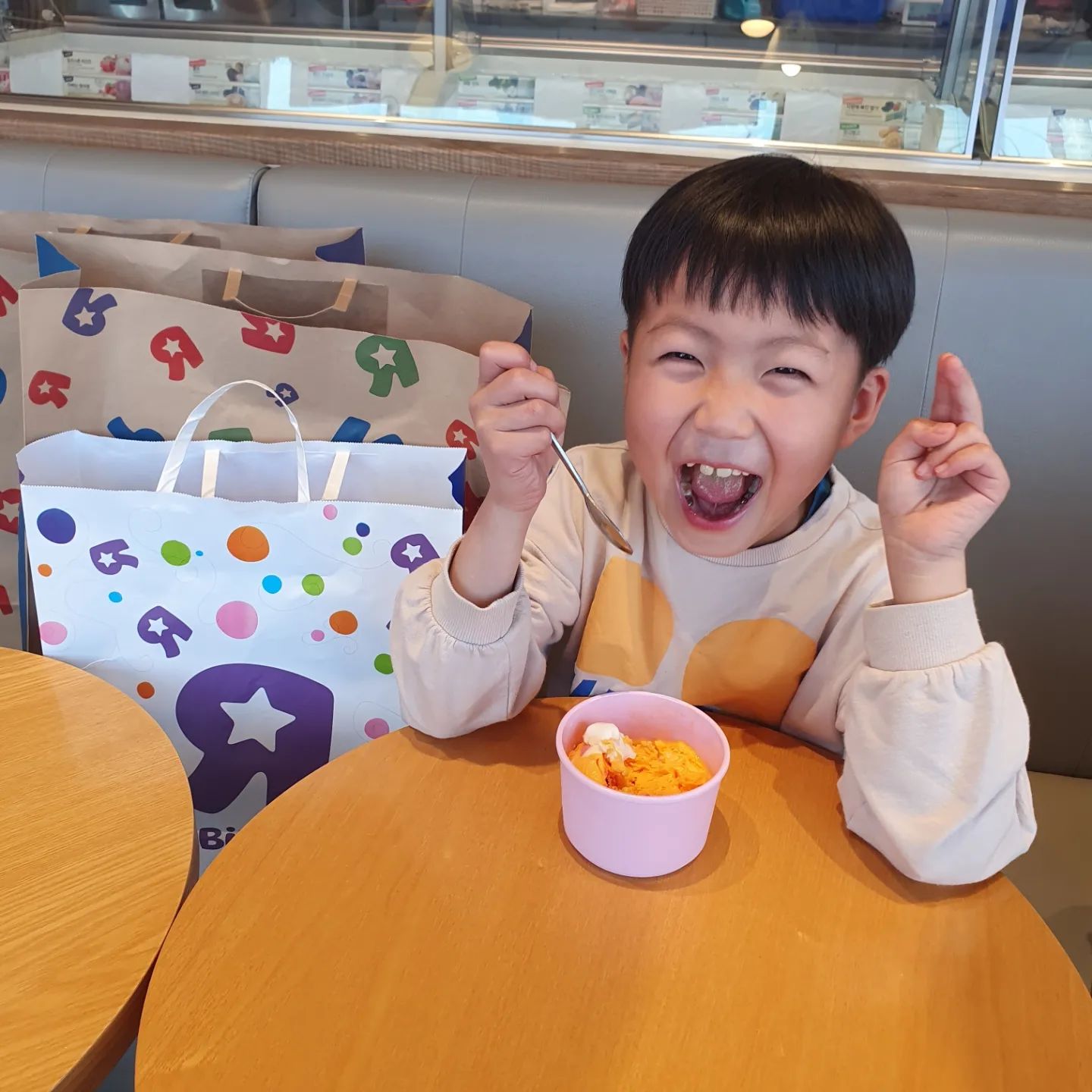 우리집 장남 종우🥳
9번째생일~
둘다감기로 동생들 친구초대도 못하고ㅜㅜ
감기 다 나으면 엄마가 솜씨발휘좀해볼께~
그래도 원하는 장난감  가져서 행복하다는
착한 우리종우🤗

이은아~케잌 먹는모습 올리려다가 안올렸당 ㅋㅋ

생일전에 아빠랑 키카가고,스티커사진 찍기 ㅋㅋ
담엔 엄마도 이쁘게 화장해서 찍자😘😘
동생이랑 차이나서 속상할텐데~
그래도 행복해하는 모습보니 엄마도좋다❤
종우야~
아프지말고 지금처럼만 지내자😘
엄마가 대신 아플테니 아프지마🥺
2학년되니 개구쟁이면서도 의젓해진 종우
그래~얘들이니까~얘들 다워야지~😜
너무 어른스러워도 안되는거야🖐
엄마에게 첫번째로 와준 우리집 보물1호
엄마가 많이많이 사랑해💘

감사합니다 🙏 
제가 감기나으면 조만간~
 맛난음식 준비해서 모실게요🥰
miyeong81382500
ini.709 
chun_ye_won_e 

#9살
#생일
#사랑해 
#남매