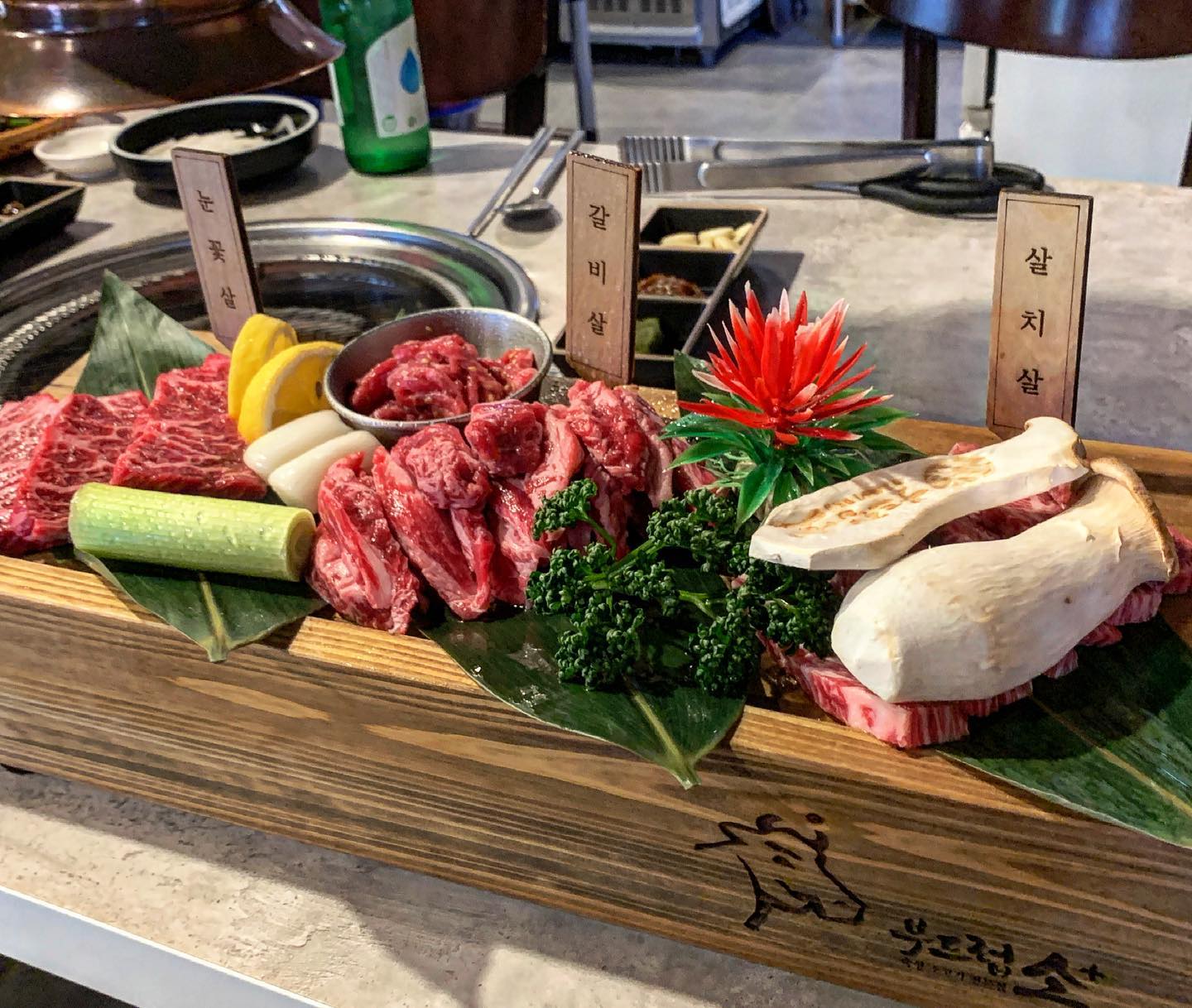 #협찬 오늘은 오빠도 나도 휴무! 야홋! 집에만 있으면 아쉬우니까 또다시 고잔신도시로 나와서 실시간 먹방중,,,! 😍전에도 흡족스럽게 나온 곳이고 오랜만에 방문했는데 예전이나 지금이나 고기 퀄리티 너무 좋다😆👍🏻ㅋㅋㅋㅋ 그리고 숙성해서 나온거라 질기지 않고 부드럽고, 갓 구워서 먹었을때 육즙이 팡팡 터지는 맛임..... 참고로 매장도 넓고 직원분들도 친절하십니당. 재방문 의사 가득가득ლ(╹◡╹ლ) 분위기도 좋아서 데이트나 가족 회식으로도 추천!!! ㅎ_ㅎ 메뉴는 고기한판으로 주문했습니당. 고기 종류도 다양하게 들어가고 2인이서 먹기 아주 좋음!! 게다가 맛보기 육회까지 내주신다.... 넘져아...💕

#안산소고기맛집 #안산맛집 #안산고잔신도시맛집 #안산호수동맛집 #안산부드럽소 #안산맛집추천 #안산데이트 #안산맛집데이트 #안산고잔동맛집 #안산고기집 #솔직후기