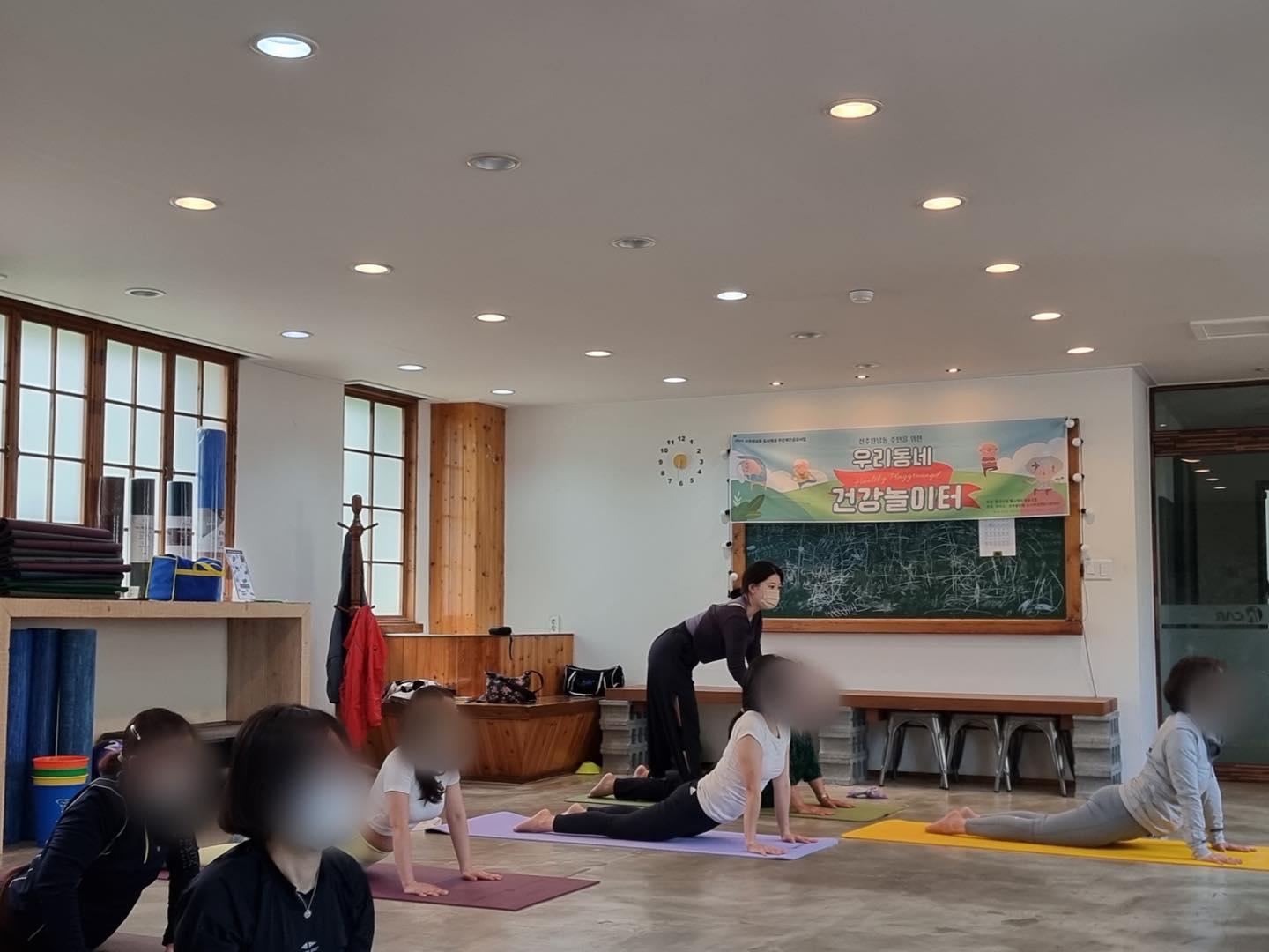 🧘🏻‍♀️시니어요가
with momjoagym_first 

정렬에 집착하는 수업에 조금씩 몸을 적용해나가시는 우리 회원님들 :)

바르게 자세를 잡고 가는 만큼
더 아프실 수도, 자극이 심할 수도 있지만 건강을 위해 노력하는 모든 순간순간이 아름다워요💓