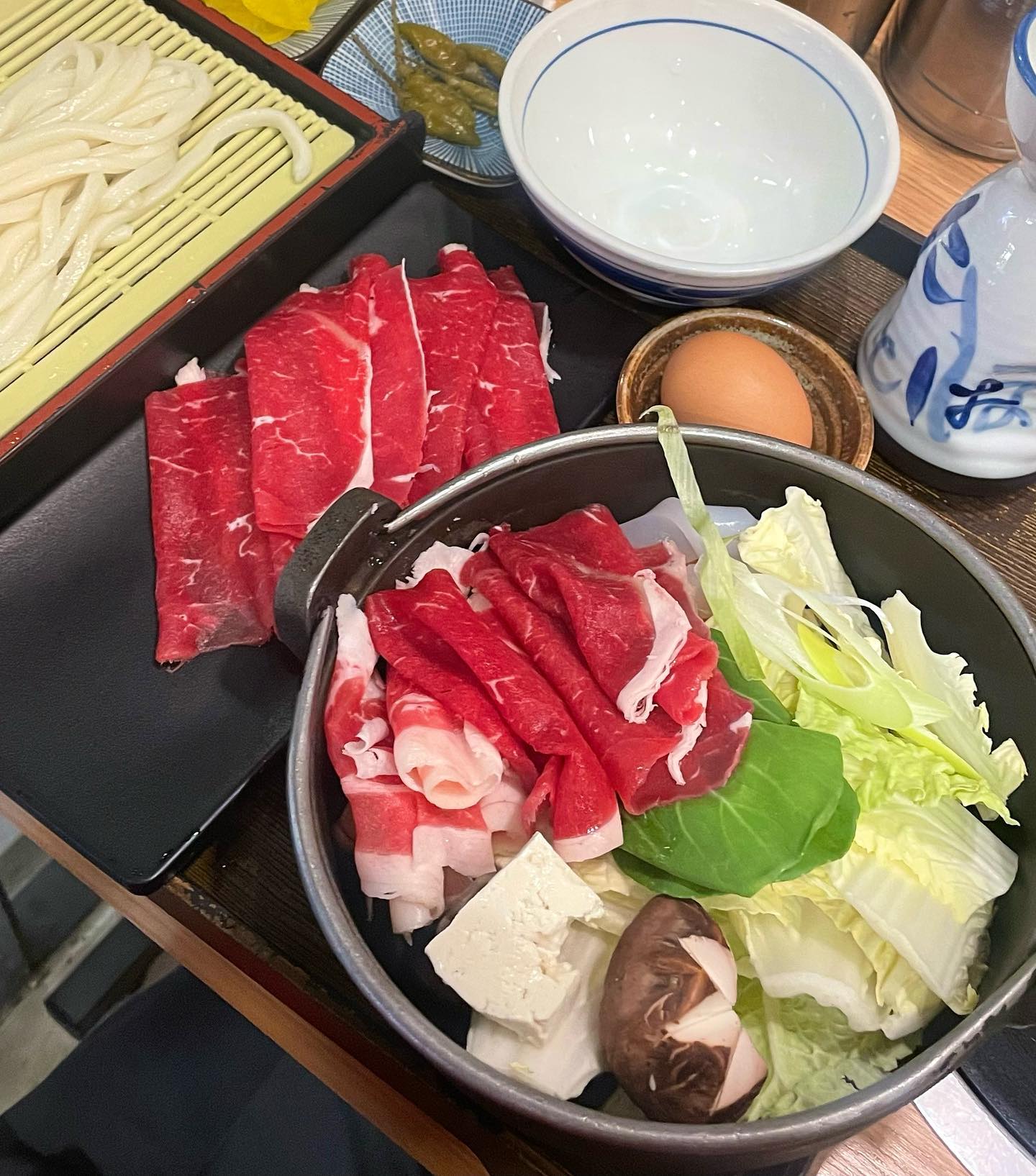 #보냠냠_반포 #와라쿠샤샤
우연히 가본 집인데 마싯짜나??!! 일본식 샤브샤브 #스키야키 는 한국에서 첨 먹어 봤는데 짱 마싯움! (베트남에서 먹어봄) 
먹는 방법은 취향에 따라 소고기와 야채를 익히고 육수를 부은 후 계란에 찍어 먹으묜 된당🙃 그냥 먹으면 짭쪼름한데 계란에 찍먹하면 중화돼서 계속 먹을 수 있음 마지막은 우동으로 마무리 깔깔 그리구 원래 샤브샤브는 야채 많이 들어가 있으니 건강식이자농? 아 오늘두 건강식으로 먹어따~~~^^ 

#_🥄🥄🥄🥄