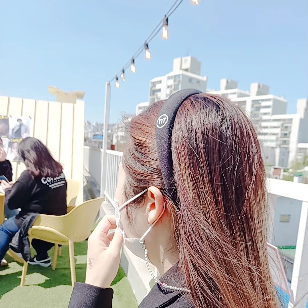 요즘 잘하고 다니는 머리띠~
캐주얼룩에도 어울리고, 오피스룩에도 괜찮아서 요듬 애용하고 있어요!

#제품제공 #mosvani #모스바니 #머리띠  #헤어밴드