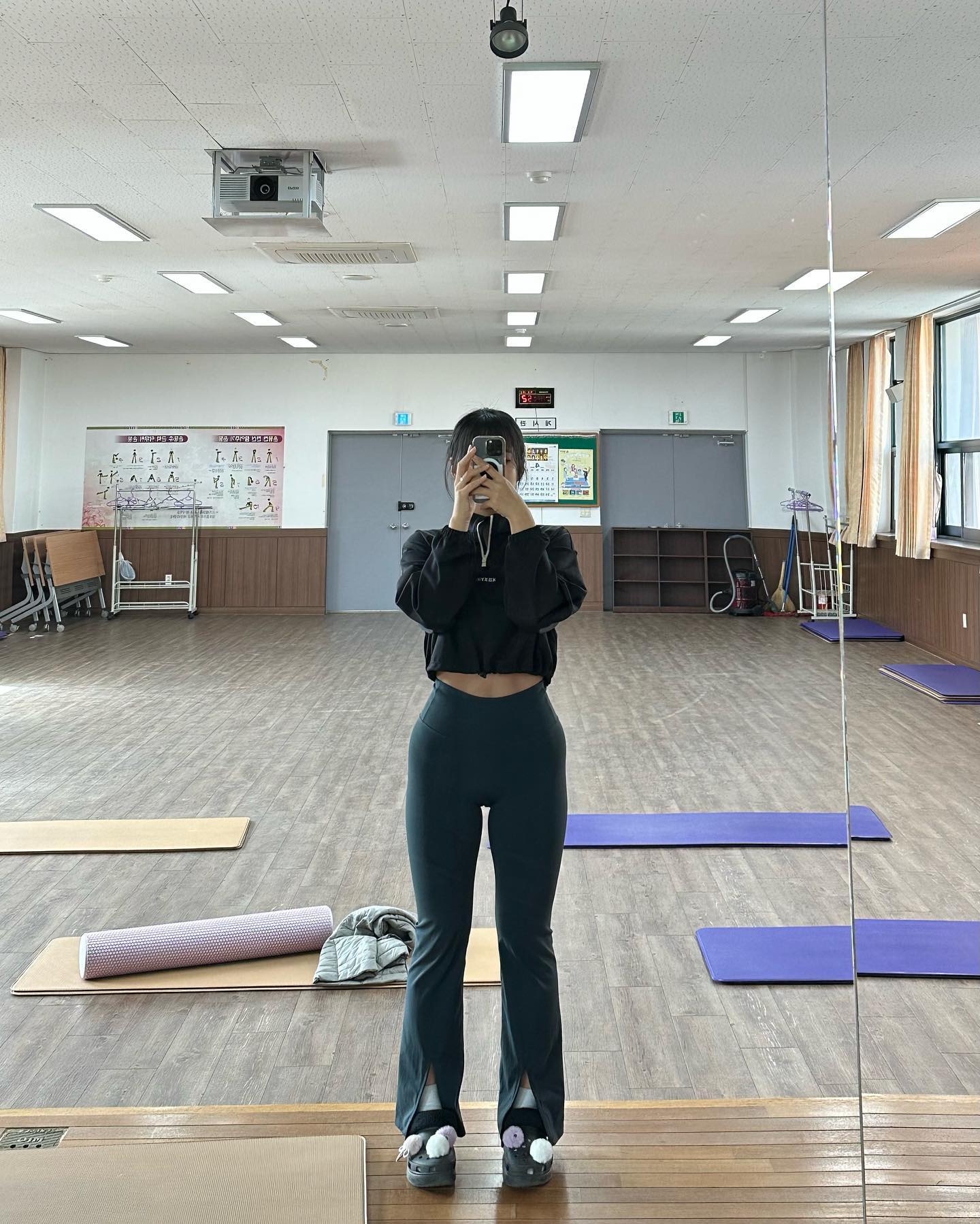 충격의 #눈바디 

살이 찌면 하체로 몰리는 타입인데
이번 인스타에 못 오는동안 아주 
돼짱이 되어버렸답니다..?🐽🐽🐽

앞태와 옆태의 극명한 차이…⭐️

순환운동이랑 스트레칭하면서 붓기를 얼른 빼야겠어요!!

#수요팅 한 하루 끝!!!! 이라 하고싶다!!!!

#오운완 #ㅇㅇㅇ #복근체크 #헬린이 #필라테스강사 #요가강사 #운동하는여자 #운동하는남자 #운동맞팔 #운동소통 #운동복