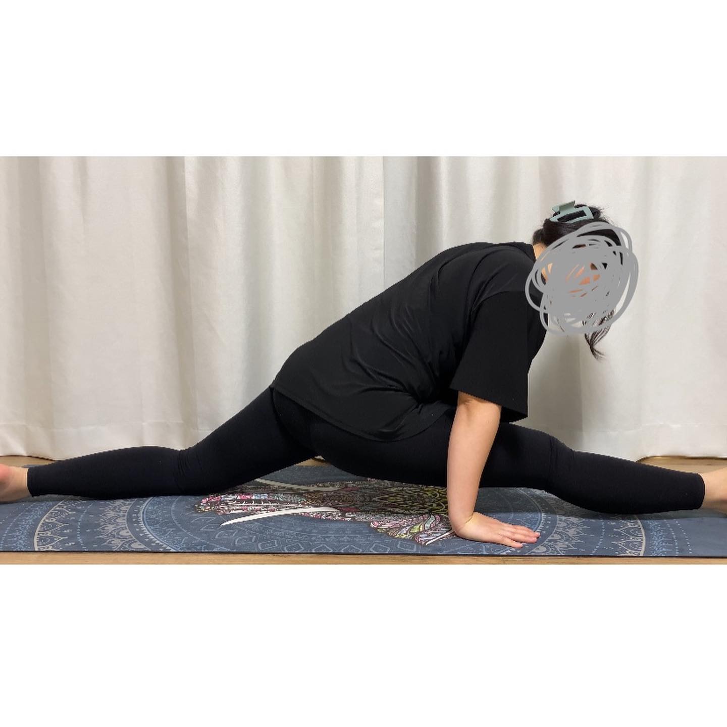 다리찢기 1일차. 언젠가는 before가 될 사진💪 
매일 10분이라도 연습하기🤸‍♀️

아직 허리가 펴지지 않고, 넘 힘들어서 얼굴이 불타는 고구마가 됐다🫠❤️‍🔥
왼쪽이 더 가동범위가 좁지만..! 언젠가는 균형을 잡을 수 있으면 좋겠다. 빠팅빠팅!
