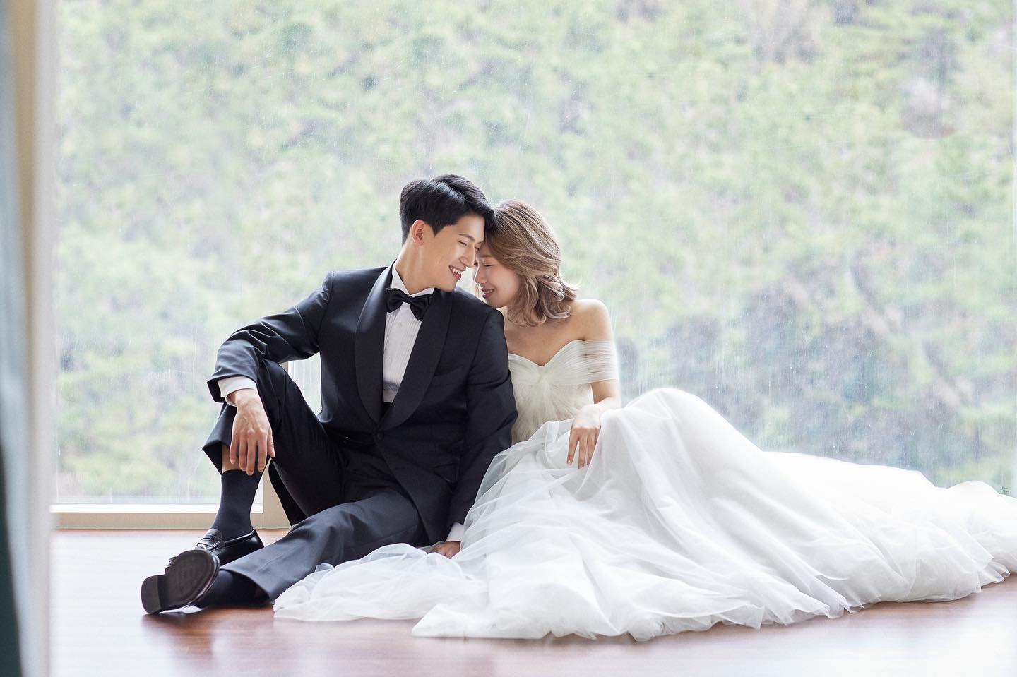 🤵🏻❣️👰🏻‍♀️

2023년 05월 27일 토요일 시집갑니다!

그렇게 결혼 하지 않을 거라고, 
독거노인이 되겠다던 제가 이렇게 갑작스런 
결혼 소식을 들려 드려 당황스러우신 분들이 
많으실 거에요..🥹

한 분 한 분 만나 뵙고 소식을 전해 드려야 
하는데 갑작스런 저의 연락이 너무 부담일까 
싶어 죄송스런 마음에 따로 연락을 드리지 못한 
분들이 많이 있습니다.
(사실 제가 많이 소심한 탓에 끝이 없는 고민으로 
연락을 드리지 못한 분들이 아주 많아요..)

혹시나 제가 따로 연락을 드리지 못한 분들이 
계시더라도 상처 받지 마시고 
(정말 정말 소심한 성격으로 진짜 연락을 
못드린 거니까..ㅠㅠ) 
넓은 마음으로 이해 해 주시고 연락 한 통 주시면 
눈물 머금고 당장 연락 드리겠습니다..🤍

🌸2023년 5월 27일 토요일 1시 40분
라움웨딩에서 앞으로의, 평생의 동반자와 
함께 결혼식을 올리게 되었습니다. 
시간 되시는 분들은 참석 해 주셔서 식사와 함께 
덤으로 저희 두 사람의 앞 날도 축하 해 주시면 
감사하겠습니다❤