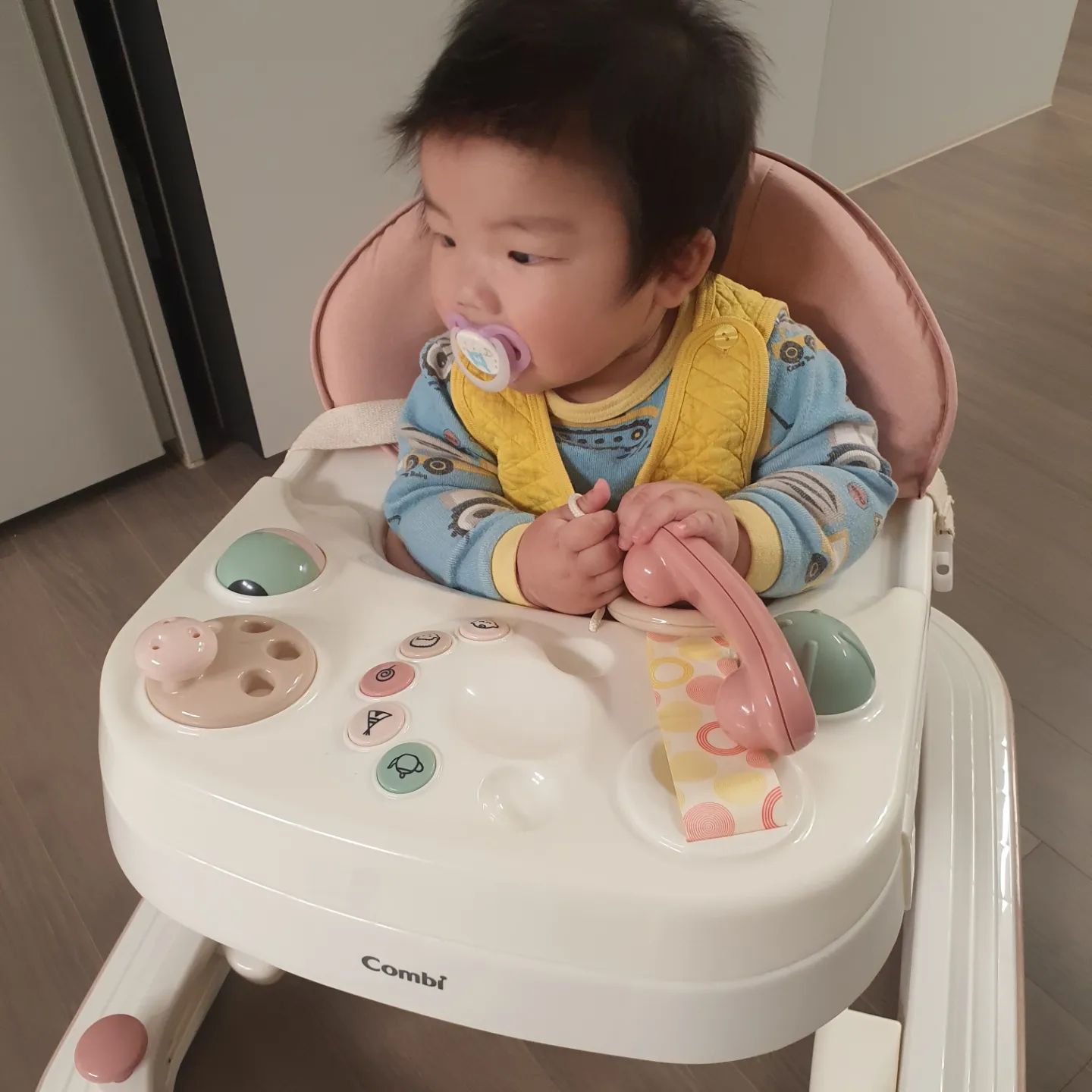 D+274
8개월의 마지막날
하루에도 수십번, 어쩌면 수백번씩 트월킹하며
기어가기위해 #대근육 키우는 중
무에서 유를 만드는건 꾸준한 노력이라는걸 배우는 #육아
.
하루3끼로 #이유식 횟수를 늘리면서
시판용으로 눈을 돌리게 되는군 허허
#요알못 이유식 덕분에 수십권의 요리책📚 뿌시던 열정은 파사삭🗻
.
어린이집이 부족한 동네에 정착하면서
남편과의 육아 차이점 발견😵
코 앞에 있는 곳은 대기가 계속 밀리네..🥲
#고민 #어린이집대란 #육아일기 #맘스타그램
.
#콤비 보행기타고 콤비 #쪽쪽이 물고🤭
데이&나잇 쪽쪽이 #제품제공
데이 쪽쪽이는 색감이 밝아서
아기의 귀염을 더욱 끌어올려주지😍
꼭지 부분의 안쪽까지 닦고 완벽하게 건조가능해서
청결관리가 아주 만족스러워!✨️
나잇 쪽쪽이는 파스텔톤으로 어떤 옷이든 어떤 배경이든 다 잘 어울리는 사진이 남아📸
가벼워서 잘때 쪽쪽이가 빠지는 일을 줄여준다는데
자나 깨나 #나잇쪽쪽이 애용중 #❤️
고마워요 combi_korea
#좋아요 #좋아요반사 #좋반 #소통 #일상 #데일리