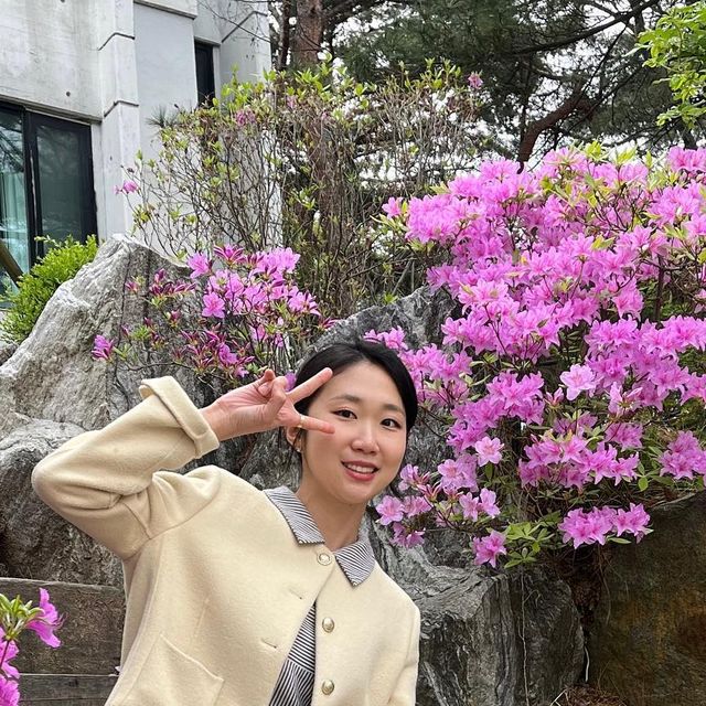 ↗묘정 ➚소영 on Instagram: "#협찬 양말 예쁜거 신으면 괜히 치마입고 싶고,,, 반스신고 싶고,,,저만 그런가요,,,? ◠‿◠ 

종아리가 있는 편이어서 긴 양말 자주 신지 않는데 LMR65 삭스는 발목을 넉넉하게 잡아줘서 종아리까지 얇아보여요🤤
아마 맨날 신어서 곧 까매지는 거 아닌지…💚

@lightmoonro65 👉🏻 LMR65 

#LMR65 #엘엠알65 #양말 #패션양말 #양말패션 #양말코디 #커플양말 #양말룩 #양말샷 #크루삭스"