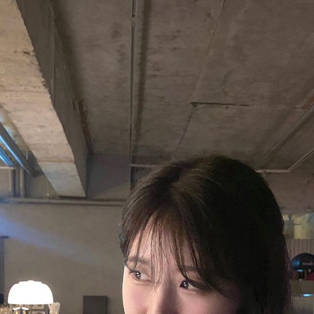 윤가은 on Instagram: "한남동에 약속이 생겨서 오랜만에 힙한 칵테일바에 다녀왔네용! 사진은 또 왜이렇게 잘나오는지~조명아래에서 촬영하니 인생샷..♥ 커버차지나 룸차지가 없