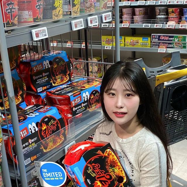 윤가은 on Instagram: "라면 좋아하는거 딱걸림🙃"