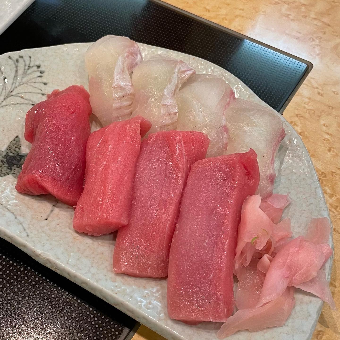 입에서 살살 녹는 참치스시🍣
미식가들이 먹는 다는 양념안한 장어도 찐감동이었다😀
달달하지만 도수 높은 하이볼도 한잔 

#오사카여행
#우메다맛집
#오사카초밥맛집