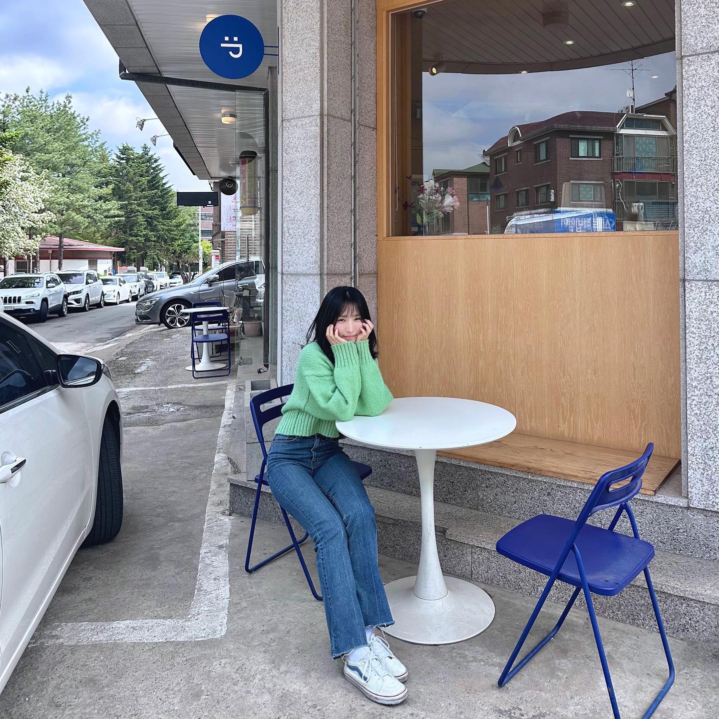 #협찬 #이벤트당첨 
밤리단길 잠봉뵈르, 약과쿠키 맛집 커피파니☕️
-
잠봉뵈르 찐맛집에 아직도 유행중인 약과가 들어간 쿠키도 넘맛🫶
엄마랑 회덮밥 쩨끔먹고 갔는데, 배불러서 쿠키 반 남겨서 소중히 집에 들고왔습니다 ㅎ
잠봉뵈르는 포장보다 매장에서 먹는게 더 맛있다고 하셔서 욕심 안부리고 하나만 먹었어요!
댕푸치노도 있던데 우리 리치는 농장에 있어서 못먹은,,🥺