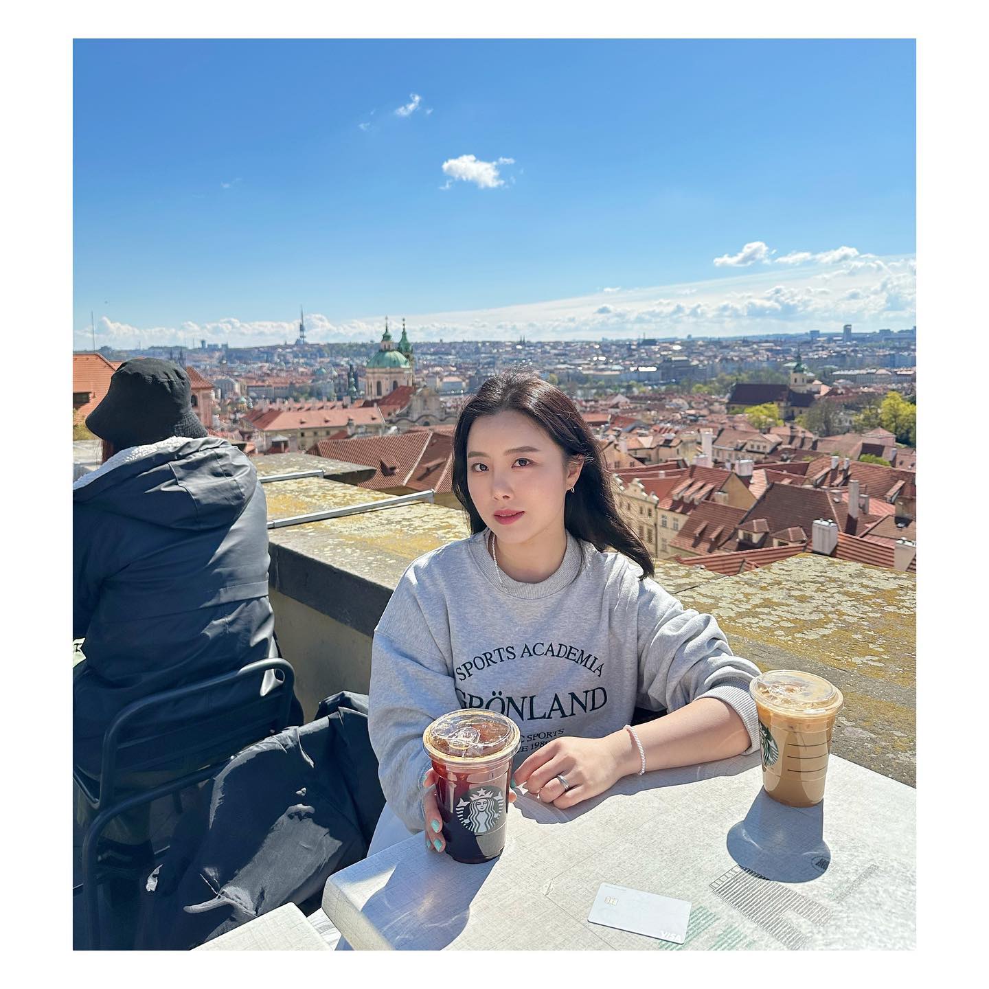 프라하 스냅찍는 날,, 드디어 이번 여행 처음으로 예쁜 하늘을 보았다. 보정이 필요없는 날씨 모든게 완벽해🤍