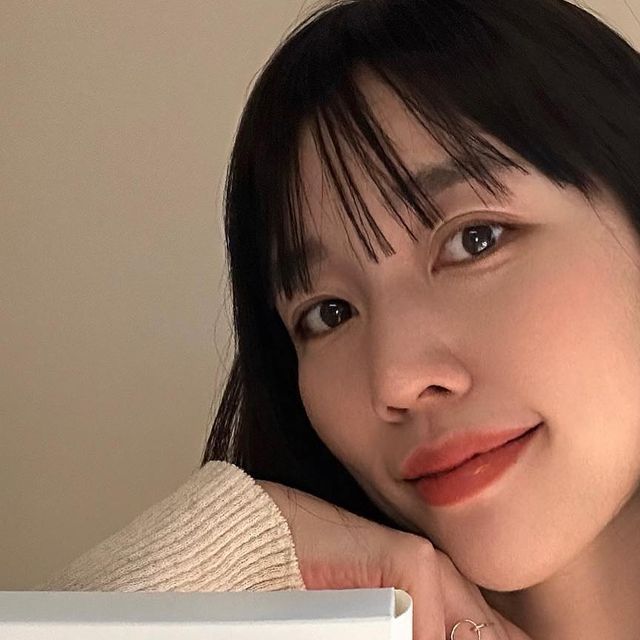 뷰티 패션 블로거 채민지 on Instagram: "#광고 #겔랑 #guerlain @guerlain #빠뤼르골드 #paruregold #파워웜톤 인 저에게 찰떡인 파데제품을 찾았어요..💛 #웜톤메이크업 으로 너무나 잘어울리는 베이스