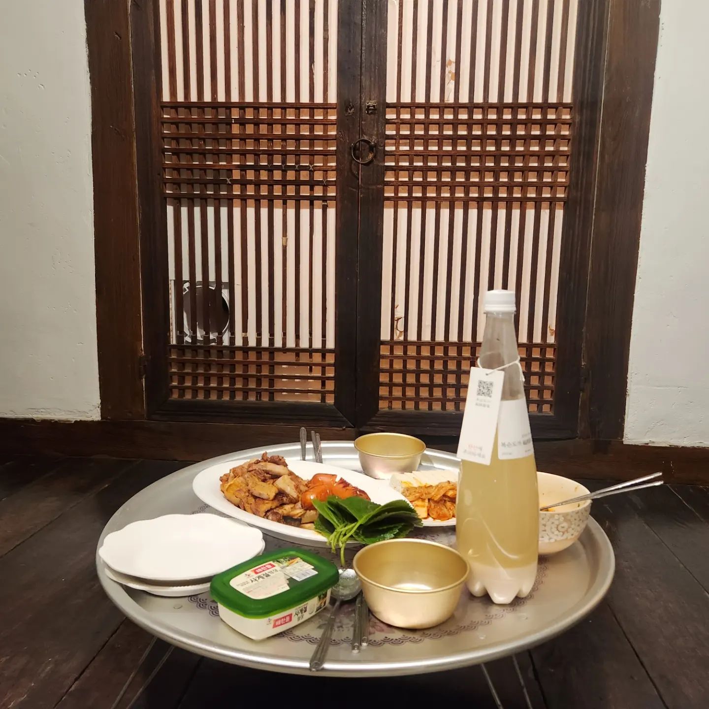 10년지기랑❣️ 건배 짠짠🍶
여행가자고 말만 하다가, 드뎌 #촌캉스 
대학시절에 내 사진첩 지분 80% 차지하던 애랑
간만에 백만장 찍기 성공✌🏻 

✅ 의성 #이두리가 
여기 넘넘 좋은데, 나만 알고 싶은 곳인데...
유일하게 아쉬운 건 의성관광지랑 거리가 쪼금 멀다는거? ㅎㅎㅎ 

#촌캉스숙소 #촌캉스숙소추천 #의성숙소 #의성여행