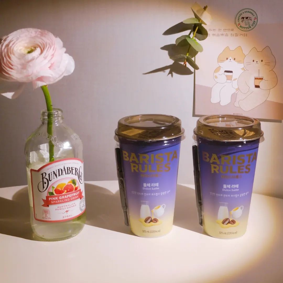 #할인구매 baristarules_official #바리스타룰스 #바리스타룰스돌체라떼
#08L #일상 #꽃 #신상품나왔을땐 #맛집 #카페 #돌체라떼 #공팔리터 #여행

간편하게 어디서든 즐길수있는 컵커피♩
달달한거 생각날때 바리스타룰스 돌체라떼,
달달하지만 느끼하지않고 용량도 커서 좋음!
날씨 많이 따뜻해진 요즘, 시원하게 마시니깐 좋다!
카페도 좋지만 집에서 요렇게 마시는것도
좋음ㅎ