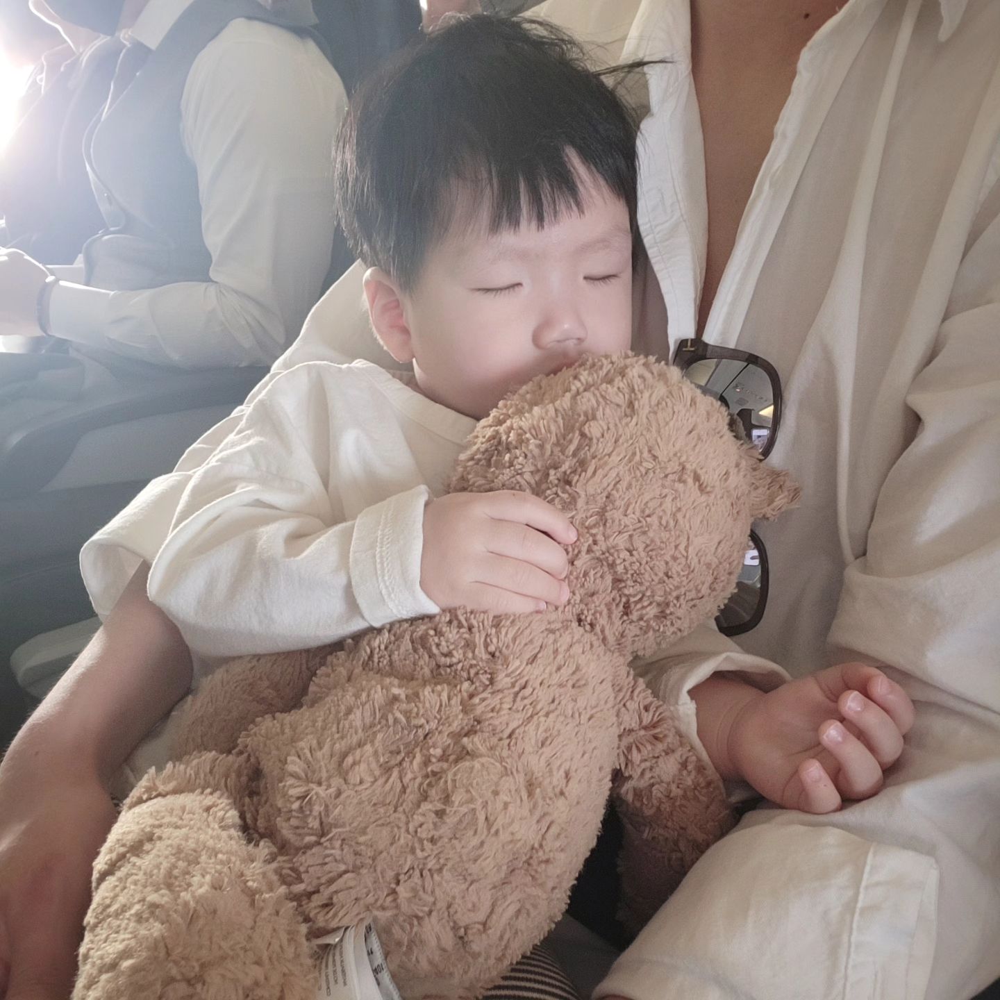 #생후465일

제주도 가는 뱅기에서 
이렇게 이뿌게 잠들일??

자는게 제일최고로이뿌지만
자고있으면 왜 깨우고싶죠🙄🖤

.
.
#15개월아기 
#15개월아기일상
#아기랑제주도