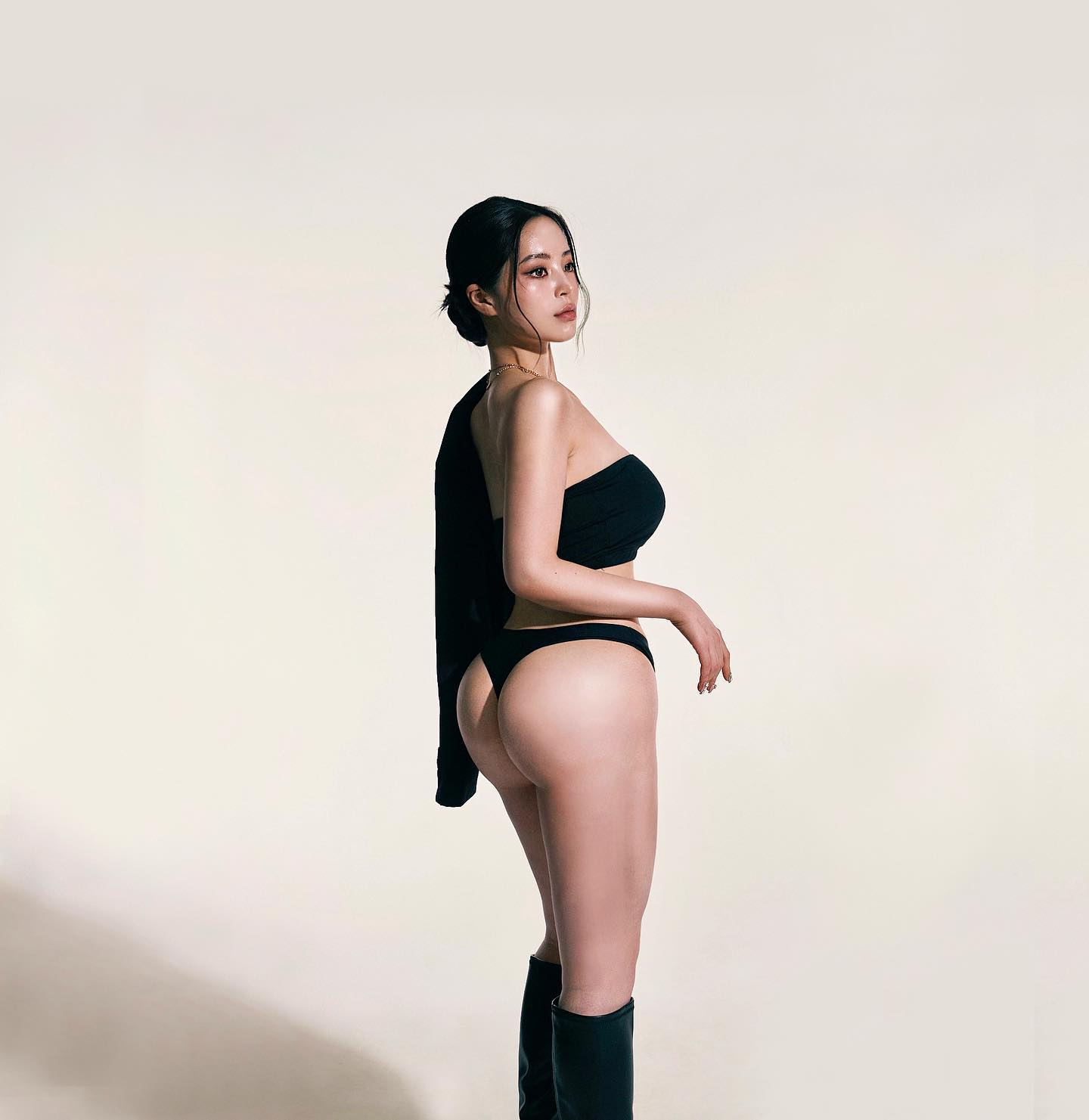 🐷...빵빵해진 요즘.......
ㄷ ㅏ시 어 트🐷🥲...
출퇴근 3시간의 여파..
5:30분 기상 숨질 것 같아효
보정본 나오기 전에 살짝 던져본다

피티문희 jinfit_pt_studio 👻