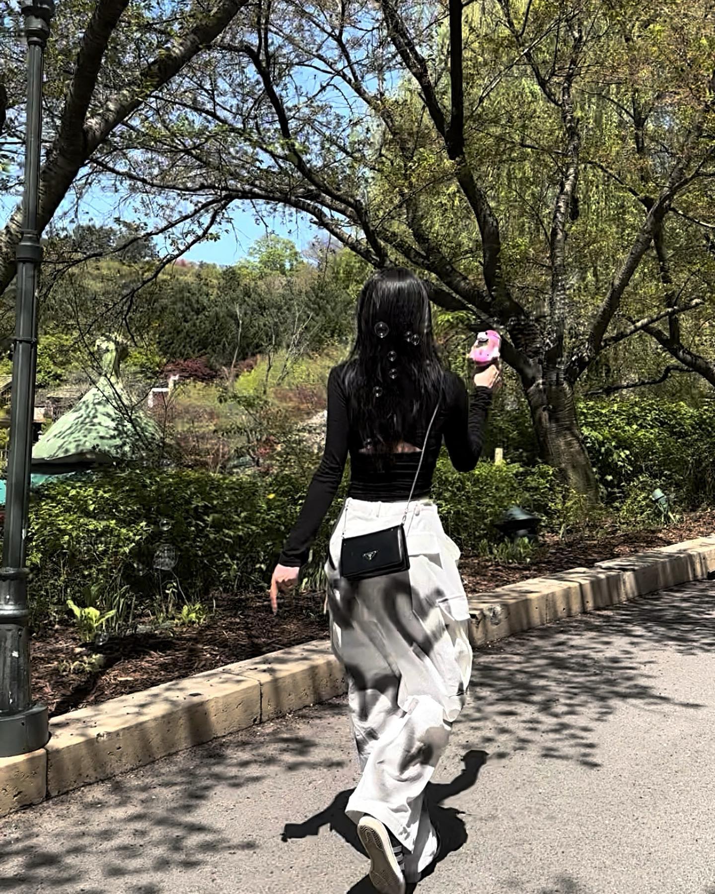 비누방울살인마의 봄소풍기🤍

1.비누방울 쏘다가 눈치밥 많이먹구다님~💛
3.안맞췄는데 검둥이들 햇빛 다머금냠냠
4.안흔들린 사진이 없...
5.대충살자 곤돌라를 고르곤졸라라고 하는 밥채은처럼~🌟
6.윌리를 찾아라🤟🏻
7.널부러진게 마치 비누같...
8.갑자기 나🖤
9.10일지난 소듕한 생일선물🙏🏻