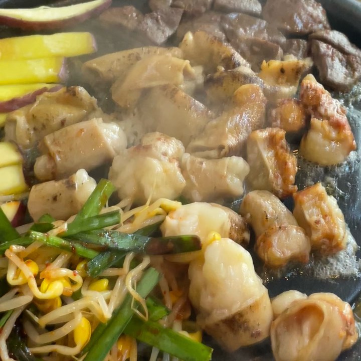 역시 곱창은 곱창고😌

동탄 치동천에 있는 곱창고에 다녀왔다🏃‍♀️
매장은 협소한 편이지만 야외테이블도 있어서
치동천 보면서 곱창 먹기 완전 가능🏞️✨

여러가지 먹을 수 있는 곱창모듬구이로 주문
곱창모듬은 염통, 곱창, 막창, 양 구성이다
특이하게 고구마를 사이드로 챙겨주셨다🍠
평소에 대창을 진짜 진짜 좋아하는데
여긴 곱창이 진짜 맛도리다 존맛탱😋💧

곱창고에서는 볶음밥도 무조건‼️
창고밥 주문해서 먹었는데 이것도 맛있음 
곱창고 사이드메뉴 완전 가성비 짱👍

후식으로 아이스크림도 하나씩 챙겨줌🍦
사장님도 친절하시구 곱창도 맛있어서 추천

➖➖➖➖➖➖➖➖➖➖➖➖➖➖➖➖
📍#곱창고 동탄2신도시점
경기 화성시 동탄순환대로29길 60
- 평일 16:00-24:00
- 주말 14:00-24:00
🔖곱창모듬구이 17,900원
🔖창고밥 3,900원

#룡또먹_동탄 

#동탄맛집 #동탄곱창 #동탄곱창고 #동탄핫플 #치동천맛집 #먹스타 #먹팔 #먹팔맞팔 #곱창맛집 #대창맛집 #동탄2맛집 #영천동맛집 #청계동맛집 #곱창고🐮 #푸드스타그램