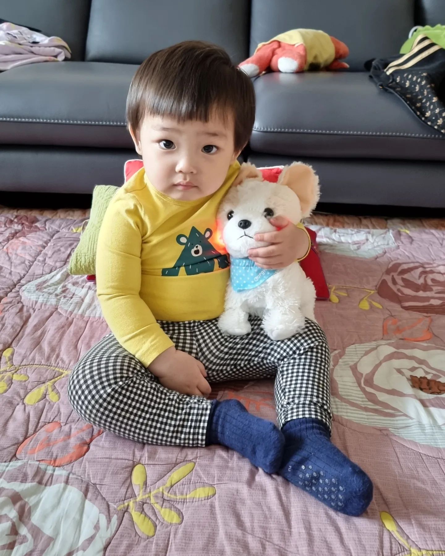 #찬영이그램 #멍멍이인형 #미미월드창고개방 #직접골랐어요 #미리어린이날선물

미미월드 창고개방 소식을 듣고 다녀왔어요.
12시 안되서 도착했는데 역시 괜찮은 것들은 이미 다른 분들이 픽...
하지만 찬영이 눈에는 마음에 드는 친구가 있어서 다행!
집에 와서 멍멍이랑 사진 찍어준다니까 포즈도 취해주고😊
멍멍이 물도 먹여주고 스담아주고 안아주고 같이 잠자고🥰
귀여운 아들~ 멍멍이가 좋지~
멍멍이 잘 챙겨줘~

#비숑보다코기 #비숑멍멍이는아니래 #볼빨간코기