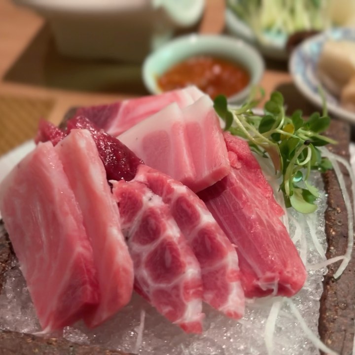 #협찬

테이블석과 다찌석이 있는데
나능 다찌석!! 🥰

오마카세도 즐길 수 있는 참치전문집 #본참치

프라이빗해서 데이트하거나
모임하기 너무 좋아요 🫶🏻

코스요리에는 참치회와 사시미, 
초밥, 가라아게, 메로구이, 조개탕, 모밀, 디저트 등 포함

코스를 모두 즐기려면 약 2시간 정도 소요
주차장 2시간 무료 이용 가능!
(주차장 정보는 아래 참고⬇️)

✔️ 경남 창원시 성산구 마디미로64번길 1 미광빌딩 2층
✔️ 16:40분~23:00 영업 (일요일 휴무)
✔️ 성산, 바다 주차장 이용시 2시간 무료

#창원참치#창원참치맛집#상남동참치#상남동맛집#본참치#창원참치코스#창원오마카세#상남동오마카세