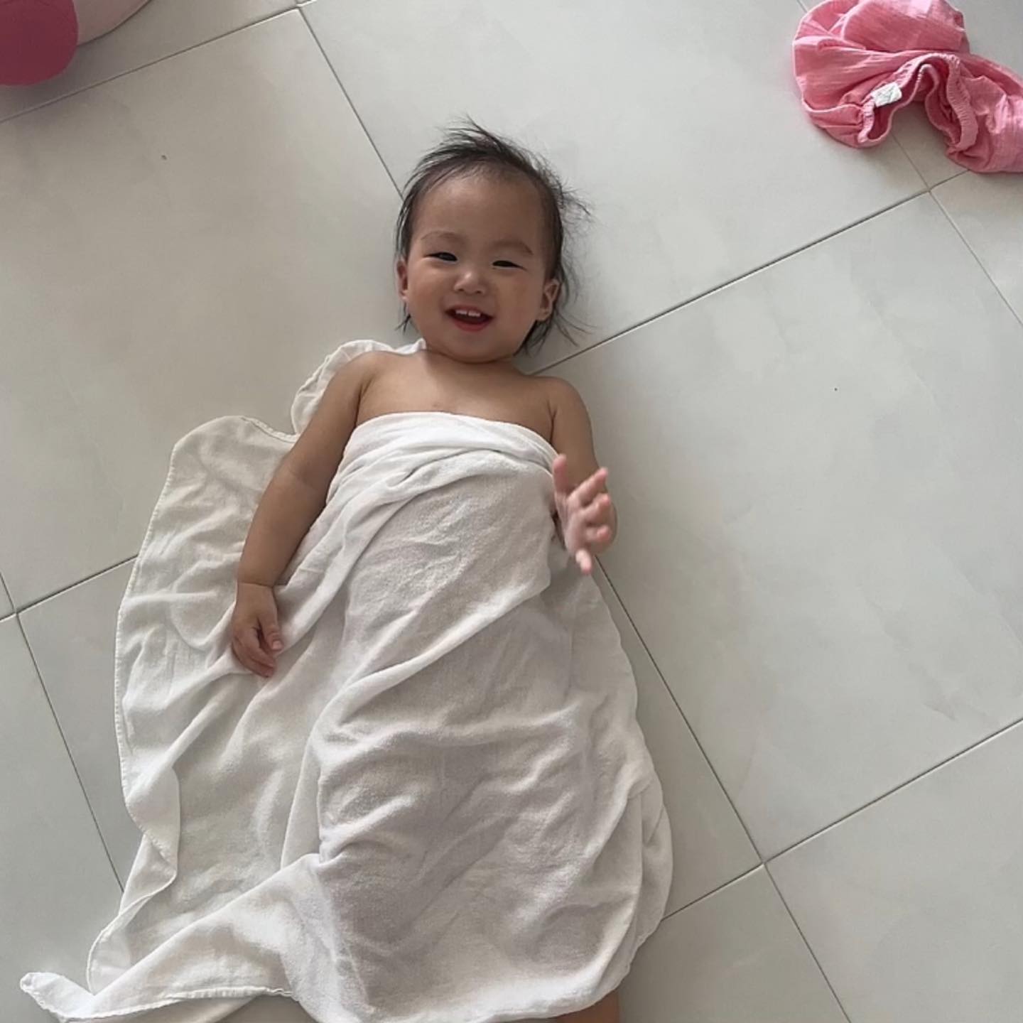 🐥생후 477일 기록🐥

.
.
.

어린이집을 보내니 키즈노트에 올라오는 사진들 외에 제가 따로 리원이를 찍어주는 사진이 전보다 많이 줄었네요ㅠㅠㅠ
이제 대부분 하원 후에 놀이터에서 노는 사진뿐....ㅎㅎ

어제는 옆아파트 장터 구경갔는데 미니 바이킹이 와서 아이들이 많이 타고 있더라고요
리원이도 타고 싶다고 탑승하는 계단 자꾸 올라가려고 하는데 ㅋㅋㅋㅋㅋㅋㅋ
말리느라 진땀뺐어요 그랬더니 바이킹 앞에 주저 앉았다가, 또 멀찍히 바이킹 지켜보며 빵도 먹고🤣🤣

아! 혹시 열 많은 아가들 중에 어린이집 보내시는 분들 땀띠 관리 어떻게 해주시나요???!

리원이 백일 전후로 태열이 심했어서 작년 가을까지는 계절 상관없이 집안에서 메쉬 소재의 반팔 바디슈트 입혔었거든요!
돌 무렵 부터는 온도가 조~금 높아도 태열 올라오는게 없어서 이제 괜찮나보다 했는데...
어린이집에 적당한 두께의 상하복 입혔더니 약 2주전부터 등에 땀띠가 너무 심하네요ㅠㅠㅠ

그래서 요즘엔 면으로된 내복같은? 실내복 입혀보내다가 이것도 안되겠어서 오늘은 얇은 9부 입혀보냈어요🥲
근데 또 산책 나갈 땐 추우니까 겉옷은 두툼한걸로 입혔는데 온도 맞추기 참 어렵네요^^....

.
.
.

#소띠맘 #흰소띠맘 #소띠아기 #흰소띠아기
#딸맘 #소띠맘소통 #소띠딸 #육아맘
#생후15개월 #15개월아기
#소통 #육아소통 #육아소통환영