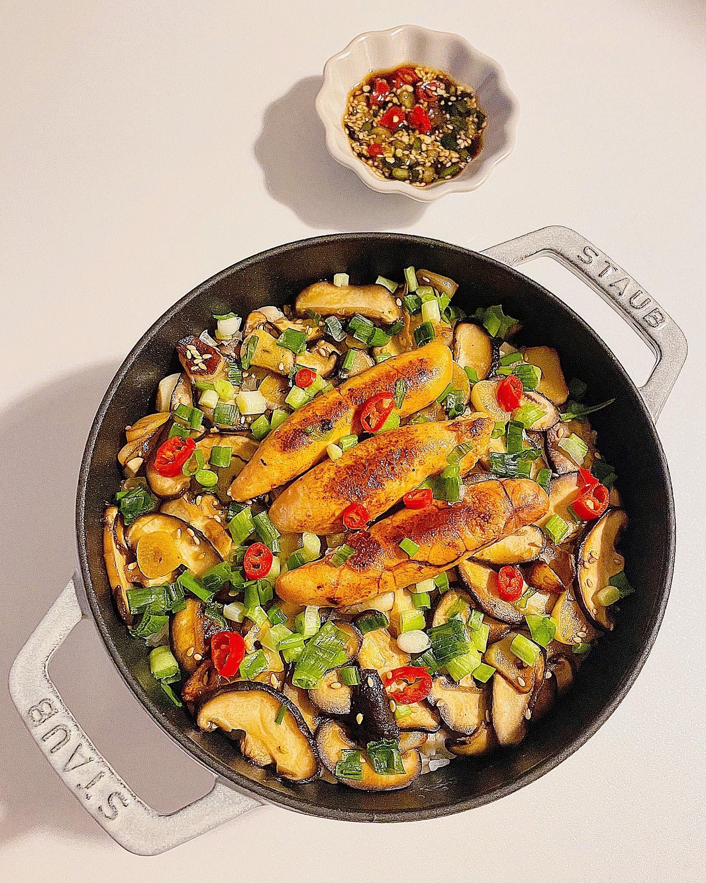 🏡우리집 명란솥밥👩🏻‍🍳

오래간만에 집밥 들고 왔어요😘
솥밥 이것저것 많이 해먹고 있는데
세상 쉬운 명란솥밥은 안했더라구요?!😲

마늘이랑 표고버섯 잔뜩 넣고 만들었더니
맛이 더 풍부하고 향이 좋더라구요♥️

명란솥밥에 버터 한조각은 필수에요🧈
고소하고 짭쪼름한 명란솥밥은 꼭꼭
만들어 먹기💛