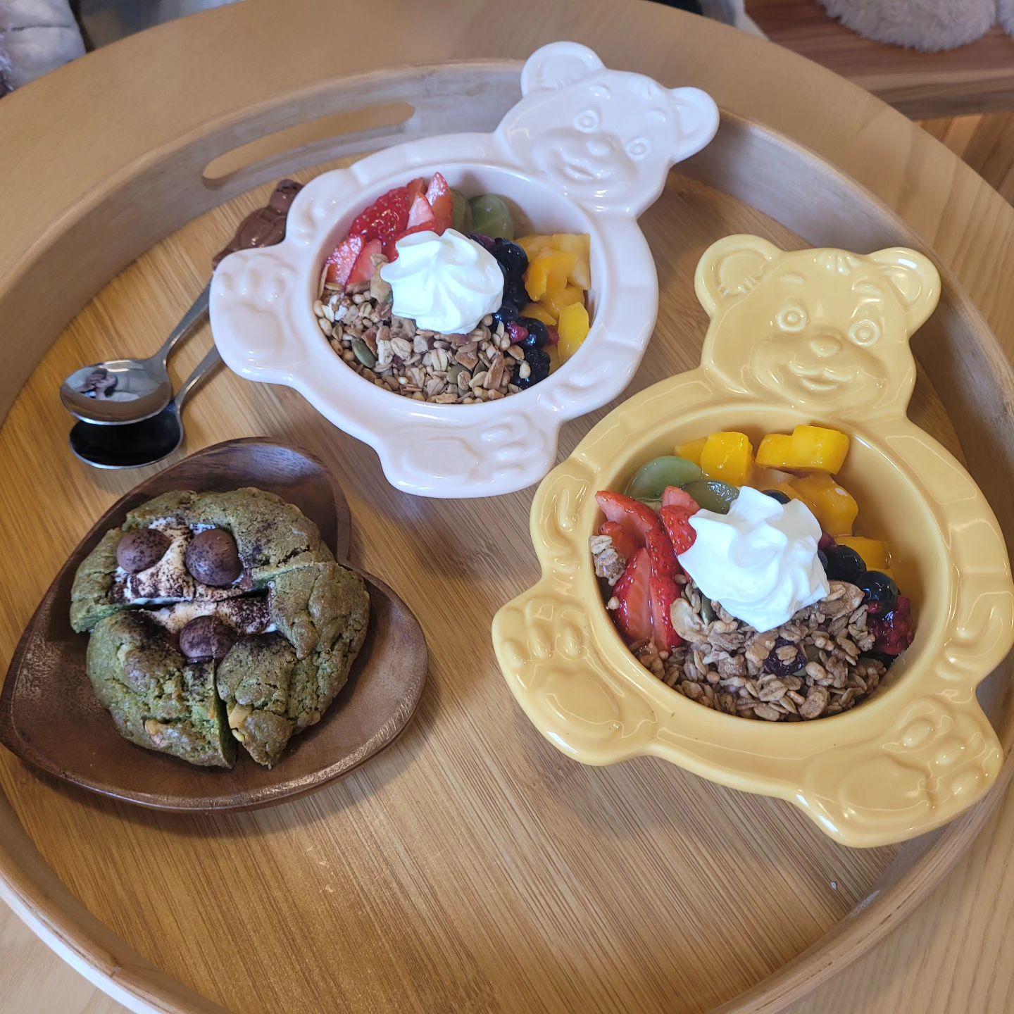 오랜만에 만나서 카페서 수다 타임
여기 주메뉴 그레놀라와 쿠키로 재밌는 시간 한가득 나는 그릭요거트 보다 기본 요거트가 맛있다는
과일도 한가득♡.♡ 

경산와서 곳곳에 좋은 사람 한가득 앞으로 더더 친해지자

#소월애 #그레놀라 #말차쿠키 #자부타임 #등원후