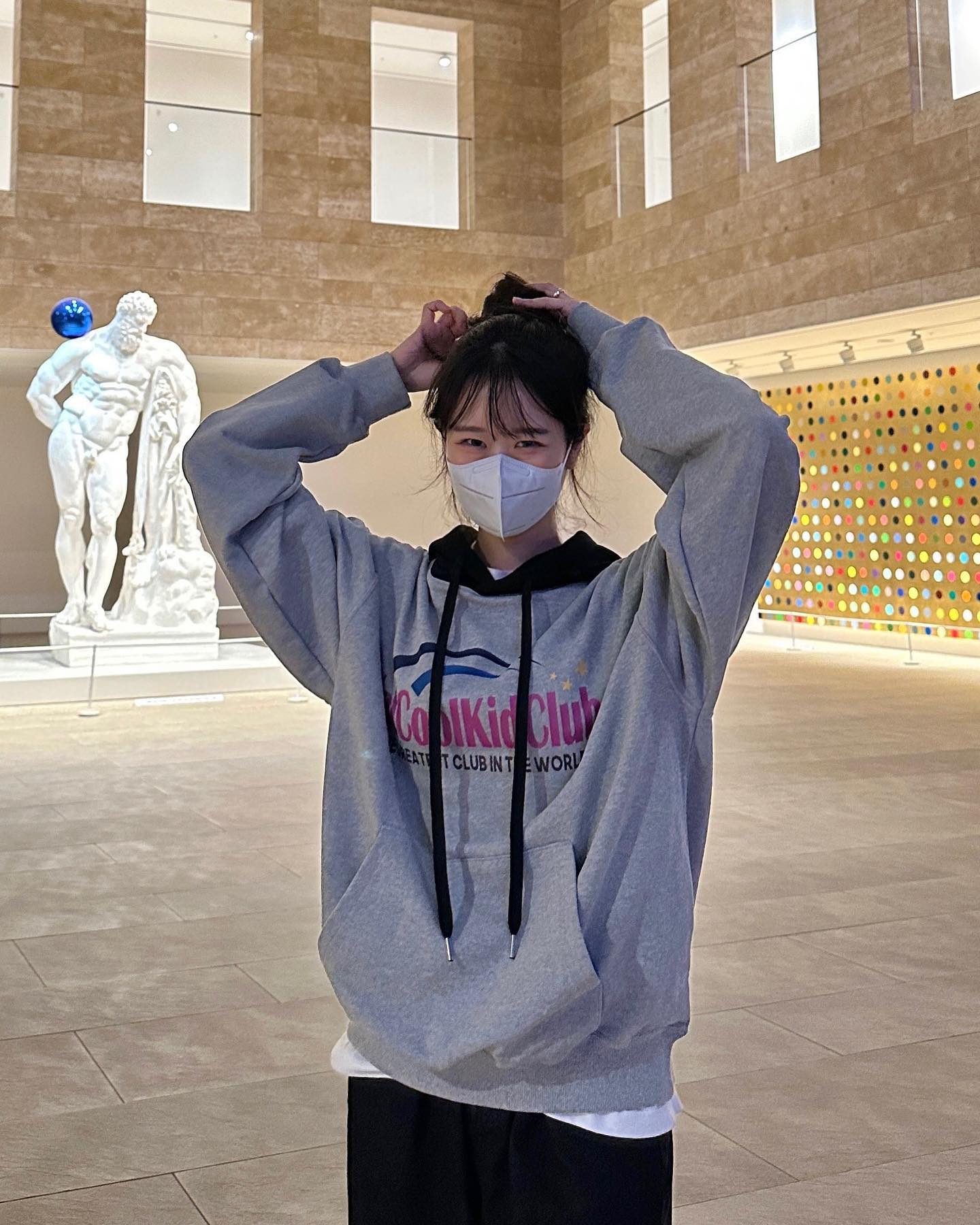 #협찬 notcoolkidclub_official 

💗Not Cool Kid Club
- WORLD HOODIE (MELANGE GRAY) M

오버핏의 배색이 귀여운 후드입니다 :)
핫핑크 컬러와 블랙 후드 색 배합으로
편안하지만 포인트되는 코디 완-성✨

귀여운 후드 입고
블랙컴뱃 6 : 파이널 체크메이트 직관 가버리기😎
무섭다고 안간다해놓고
눈 초롱초롱하게 관람하고 왔답니다 （๑✧∀✧๑）
(꺆 나 화이트베어 선수님🐻‍❄️ 마주쳤어,,!!!🤍)

#낫쿨키드클럽 #notcoolkidclub