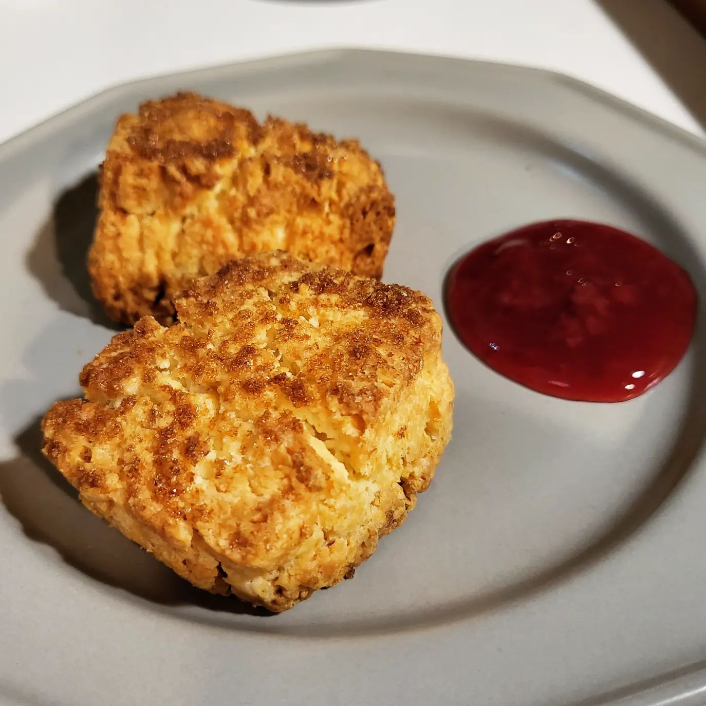 🍪대전 스콘맛집🍪

<마일드 브루어스>
대전 유성구 원신흥남로42번길 11-24

카페버터스카치 ⭐⭐⭐⭐
아메리카노 ⭐⭐⭐⭐
티라미수 ⭐⭐⭐⭐⭐
스콘 ⭐⭐⭐⭐⭐

단연코 살면서 먹어본 스콘중에 1등.
오죽했으면 남은스콘 다달라해서 집에서도 먹었을정도ㅠㅠ
진짜 세상사람들 마일드 브루어스 스콘 안먹어본 사람 없게 만들어야 돼.
다들 꼭.. 꼭... 대전사시면 꼭 가시고 스콘좋아하시는 분들도 꼭 가세요.
커피에도 진심이라 커피도 다 맛있습니다.

#마일드브루어스 #대전스콘맛집 #스콘