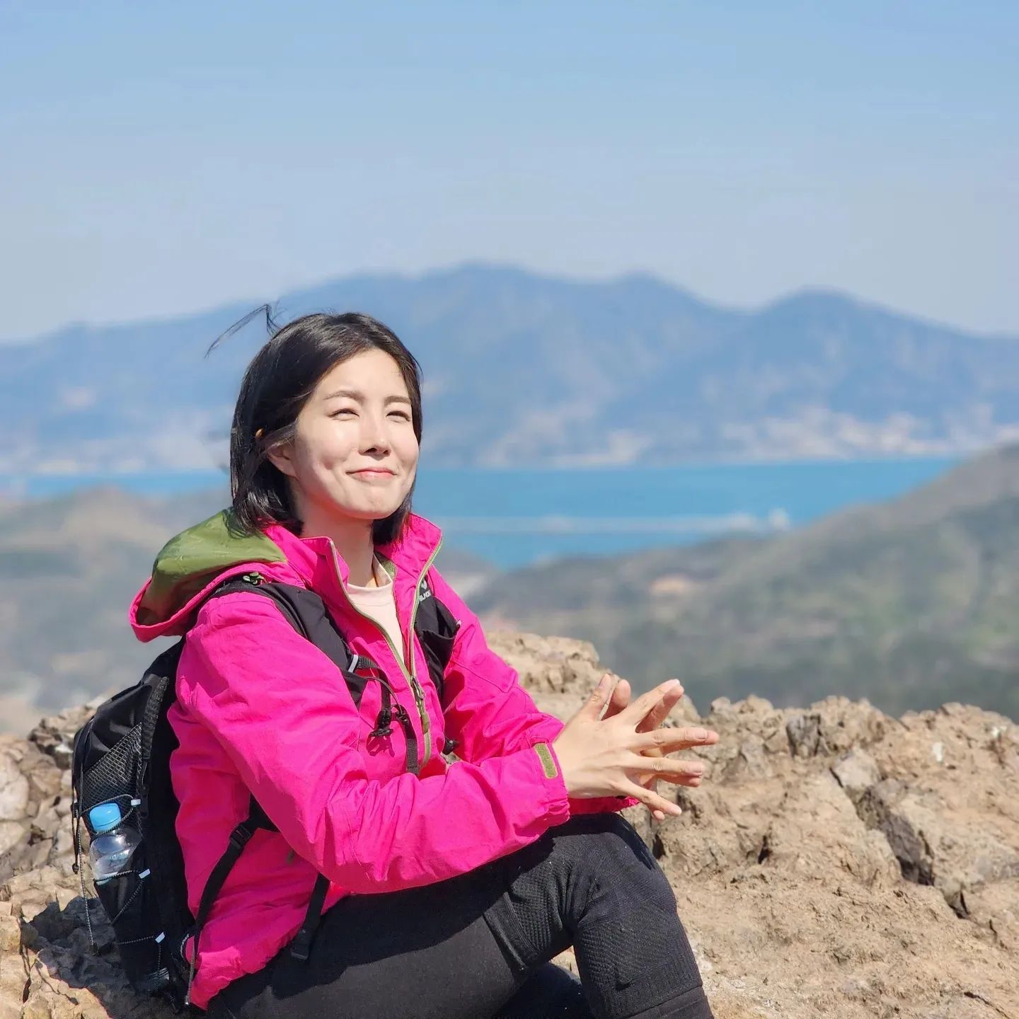 진달래 힐링 산행🌸🌸
 
 
메인은 뷰가 이쁘고 평소 사진에서 
잘안담기는 장꾸같아 담아봤어요 
친해지면 소소한 장난 잘합니다😊
개인적으로 정상 진례봉 보다 시루봉 뷰가 
더 아름다웠어요
(앞피드에 진례봉뷰 좋다고 댓글달았는데 
이제보니 시루봉이네요🙏)
만개한 꽃들과 아름다운 뷰 다양한 행복을 담고온 날 
 
주말에 다들 어디로 봄🌸 담으러가실지
어떻게 쉬실지 행복한 불금과 주말 되세요🙆‍♀️💕