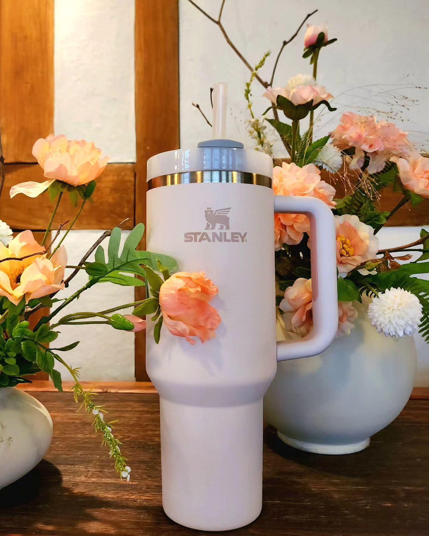 #스탠리 #워터풀타임 #워터풀챌린지 1.18L의 대용량으로 두번만 마셔도 하루수분 풀충전✨️다가오는 여름을 대비해서 다들수분충전준비 잘 하고계신가요🥹?

어마어마한 크기를 자랑하는 이번 신제품 스탠리퀜처에요!

#제품제공 받아서 사용해보았는데요. 
올 여름에는 스캔리퀜처로 수분충전 든든하게 해볼랍니다☺️

바로 마실 수 있는 부분도 있는데, 빨대 고정틀을 돌리면 입구가 막혀서 편리하게 사용이 가능하답니다👍🏻